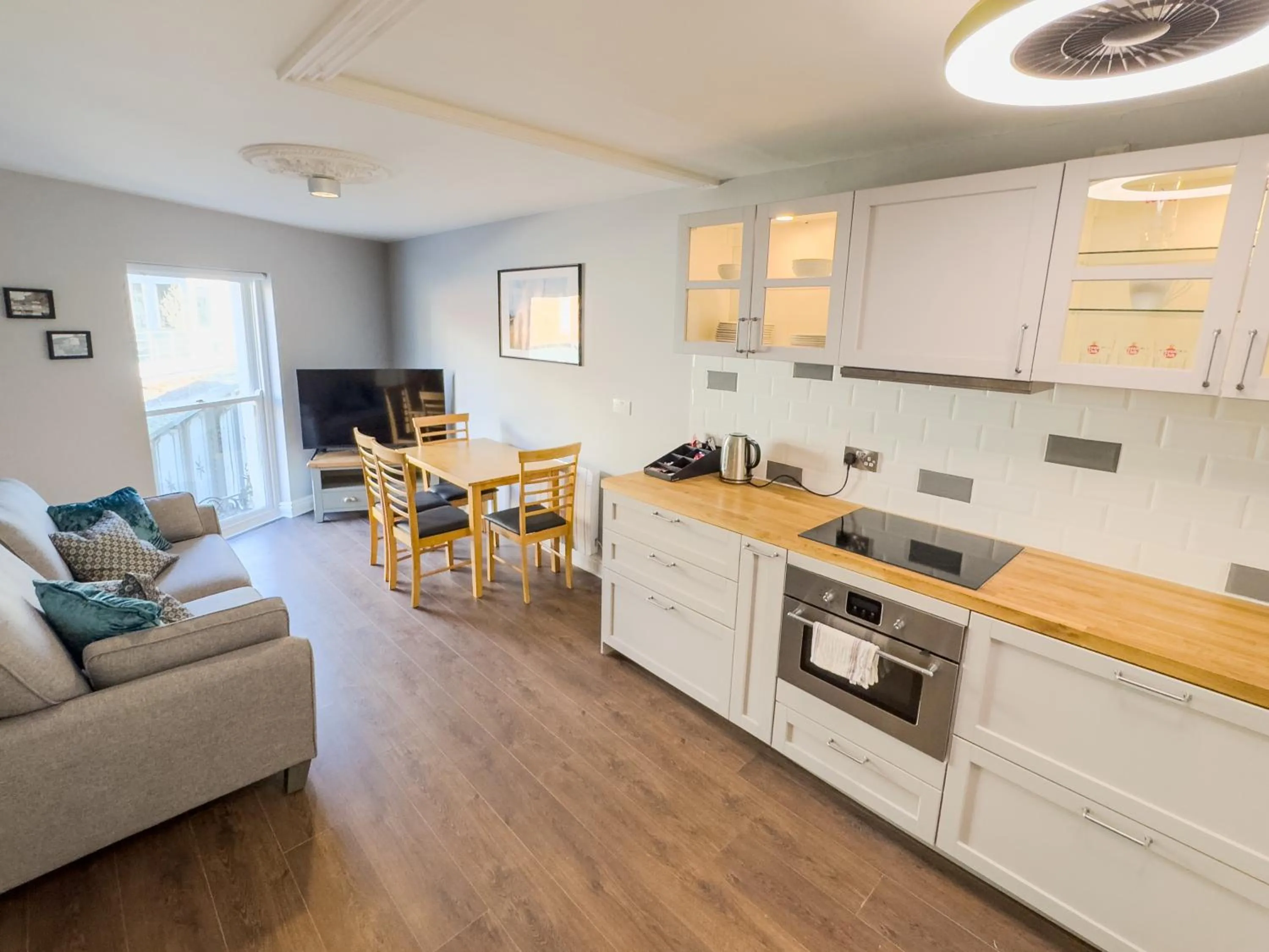 Kitchen or kitchenette in Molloys Apartments