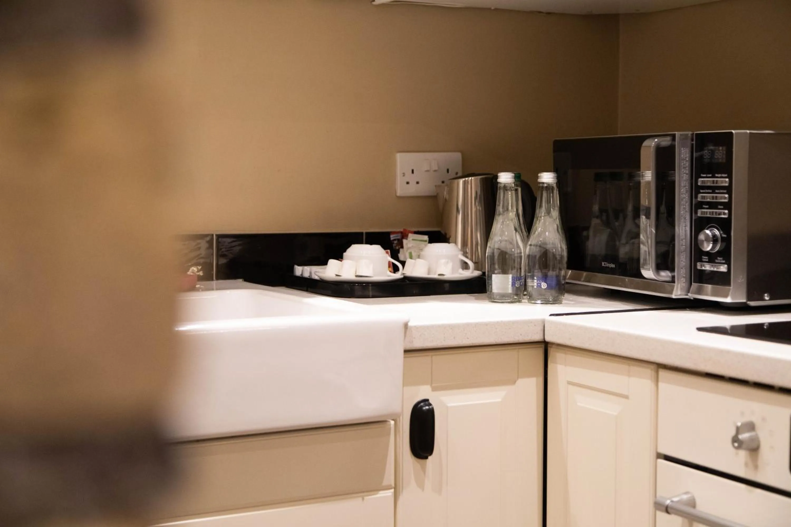 Kitchen or kitchenette in Molloys Apartments