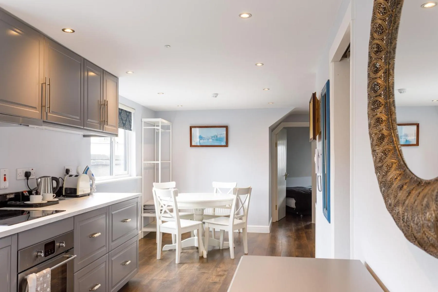 Kitchen or kitchenette in Molloys Apartments