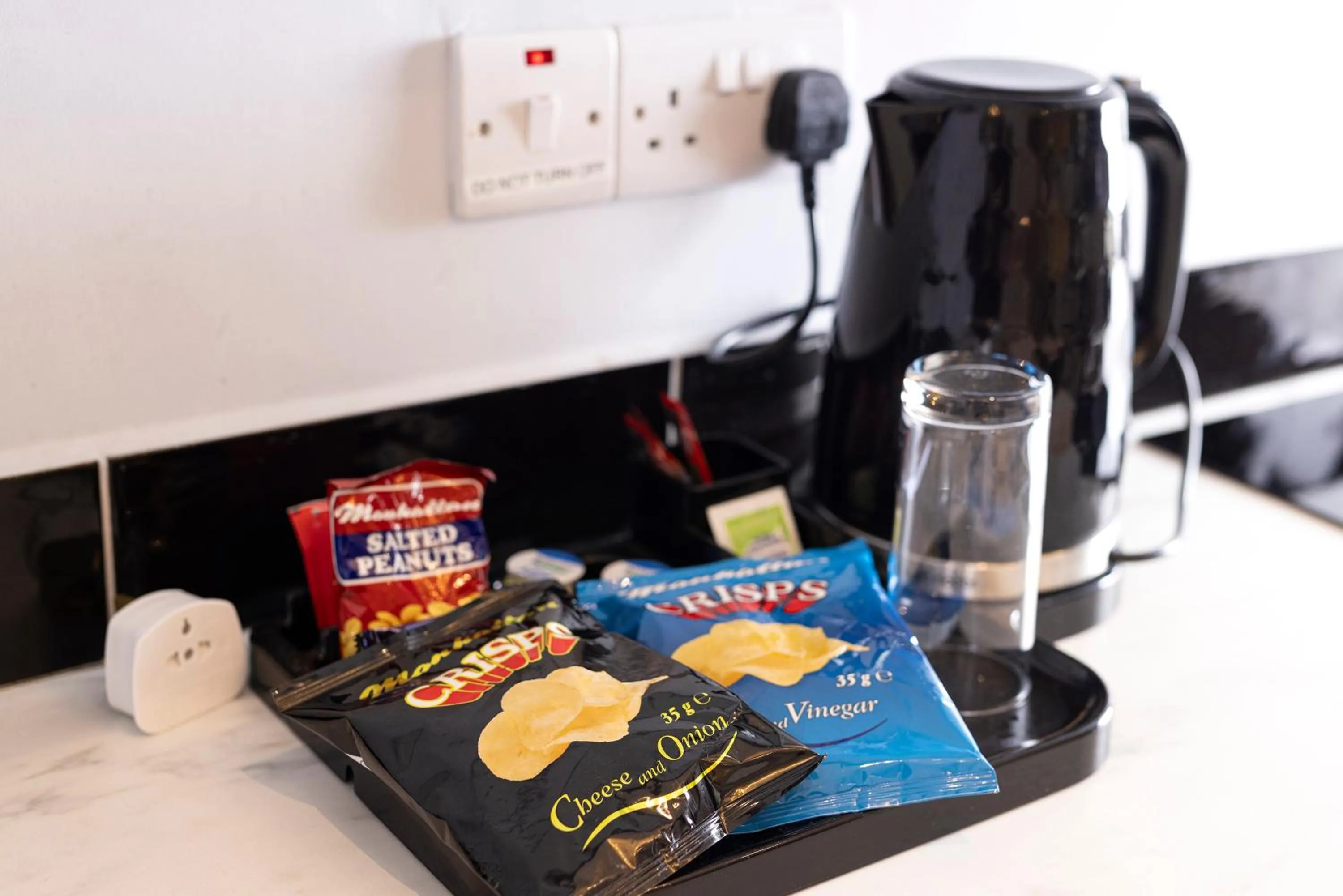 Coffee/tea facilities in Molloys Apartments