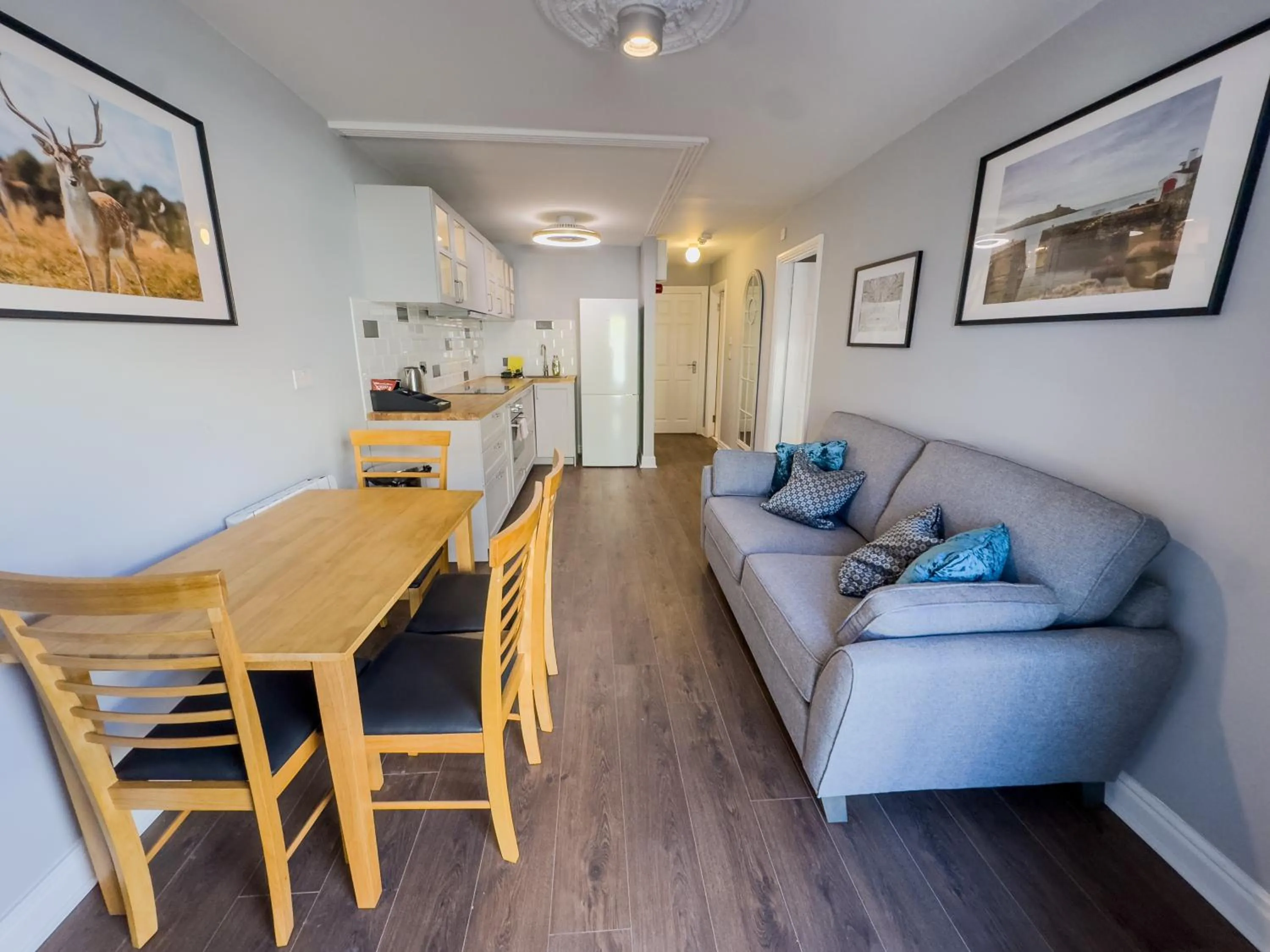 Kitchen or kitchenette in Molloys Apartments