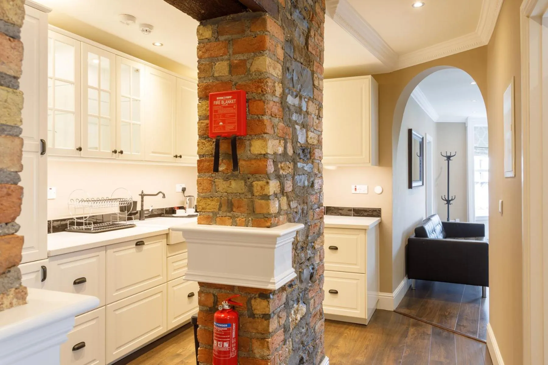 Kitchen or kitchenette in Molloys Apartments