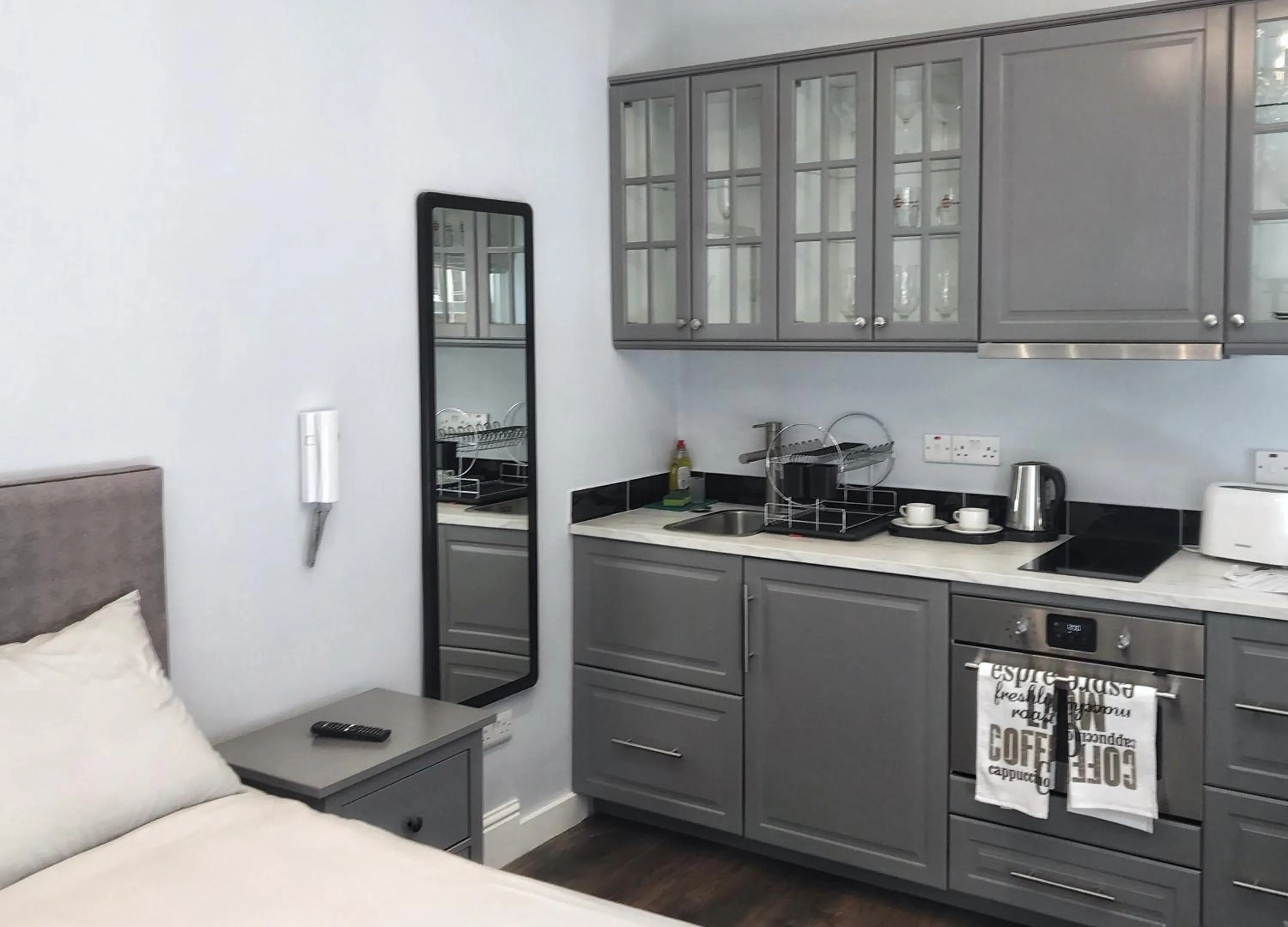 Kitchen or kitchenette in Molloys Apartments