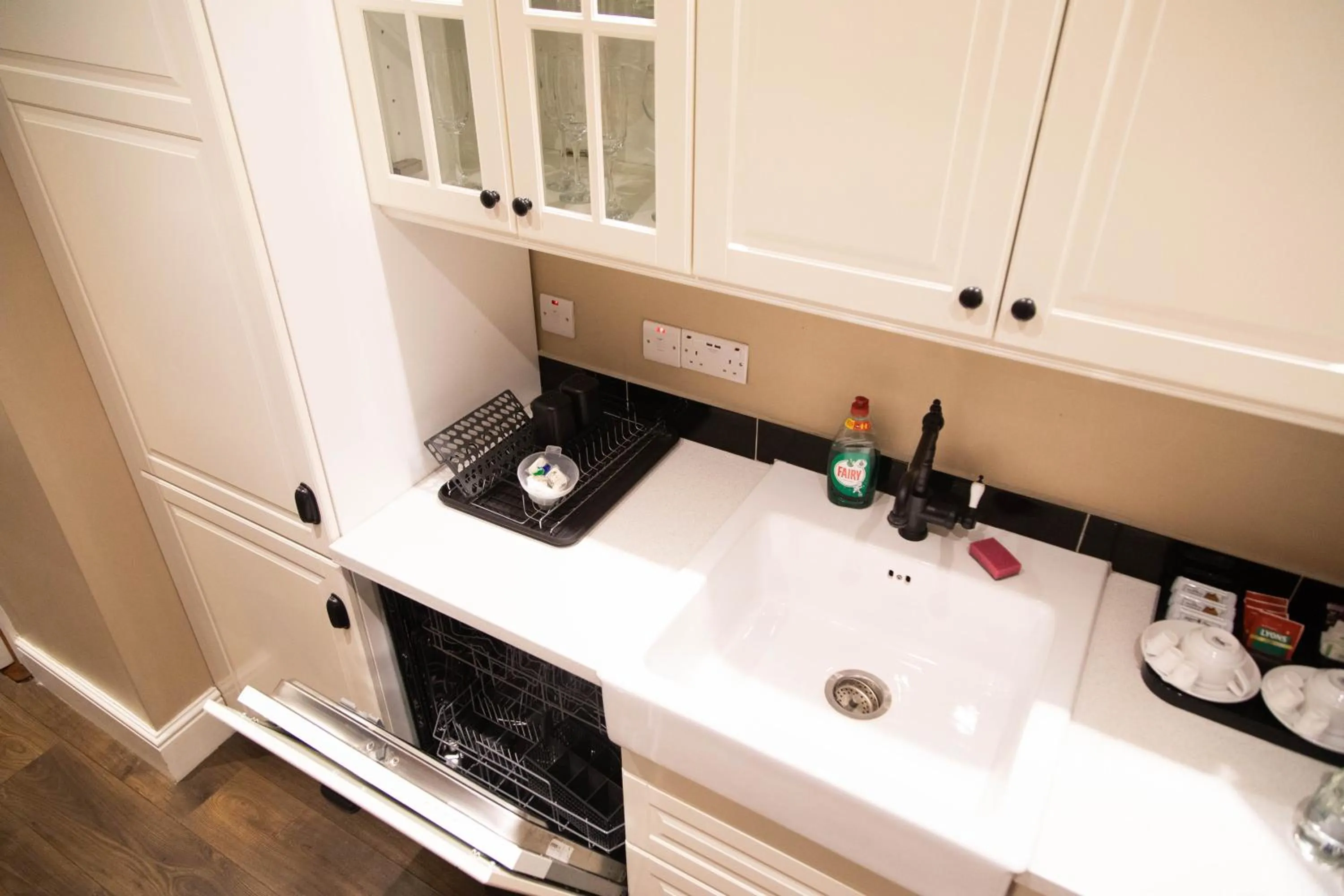 Kitchen or kitchenette in Molloys Apartments