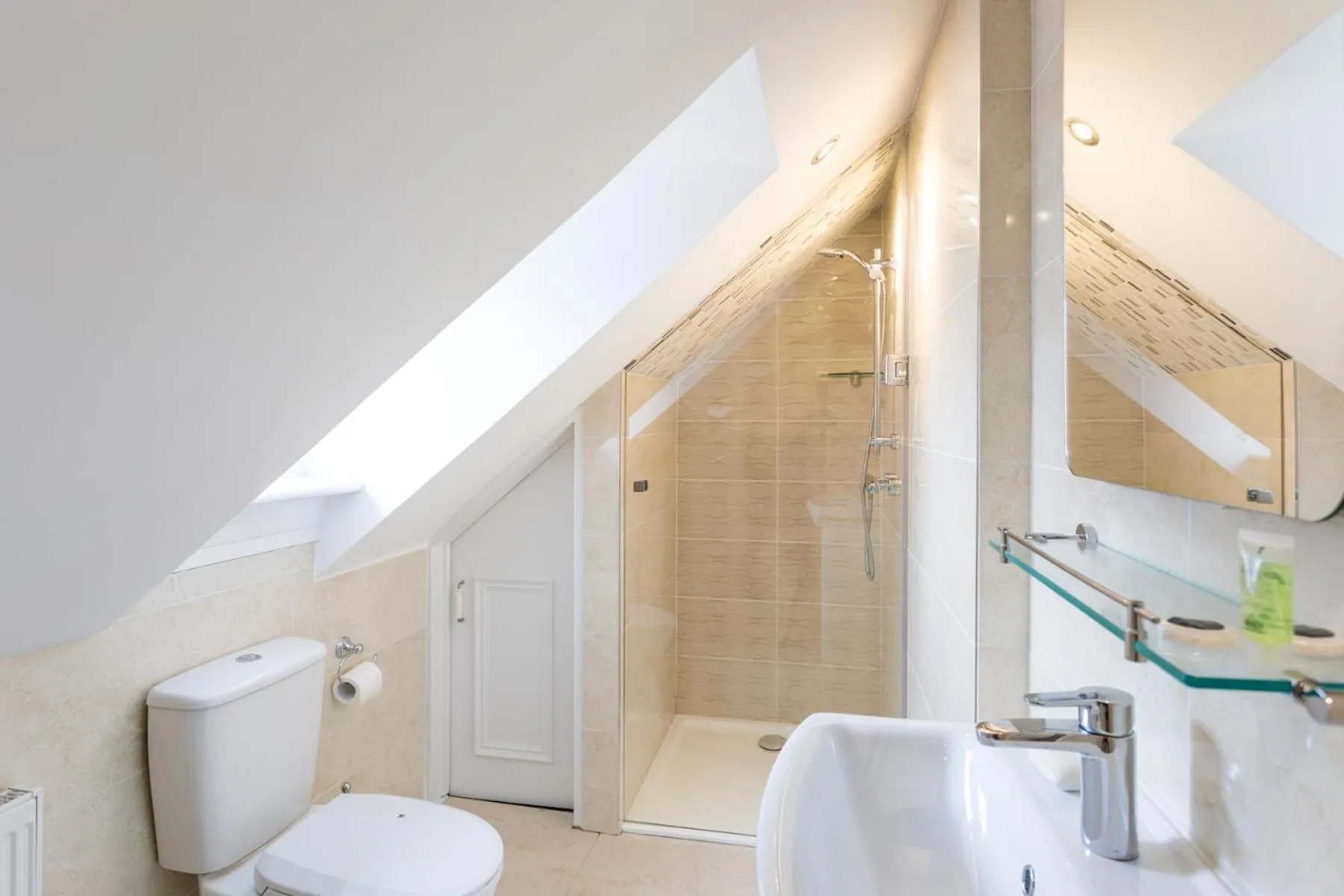 Toilet in Molloys Apartments