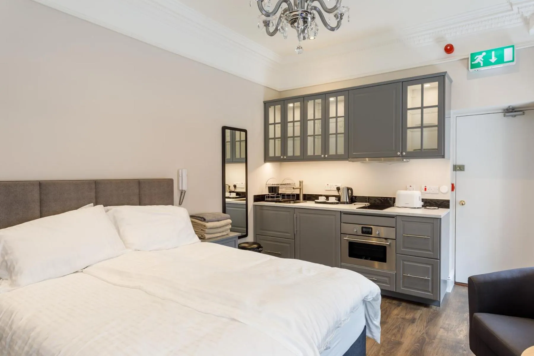 Kitchen or kitchenette, Bed in Molloys Apartments