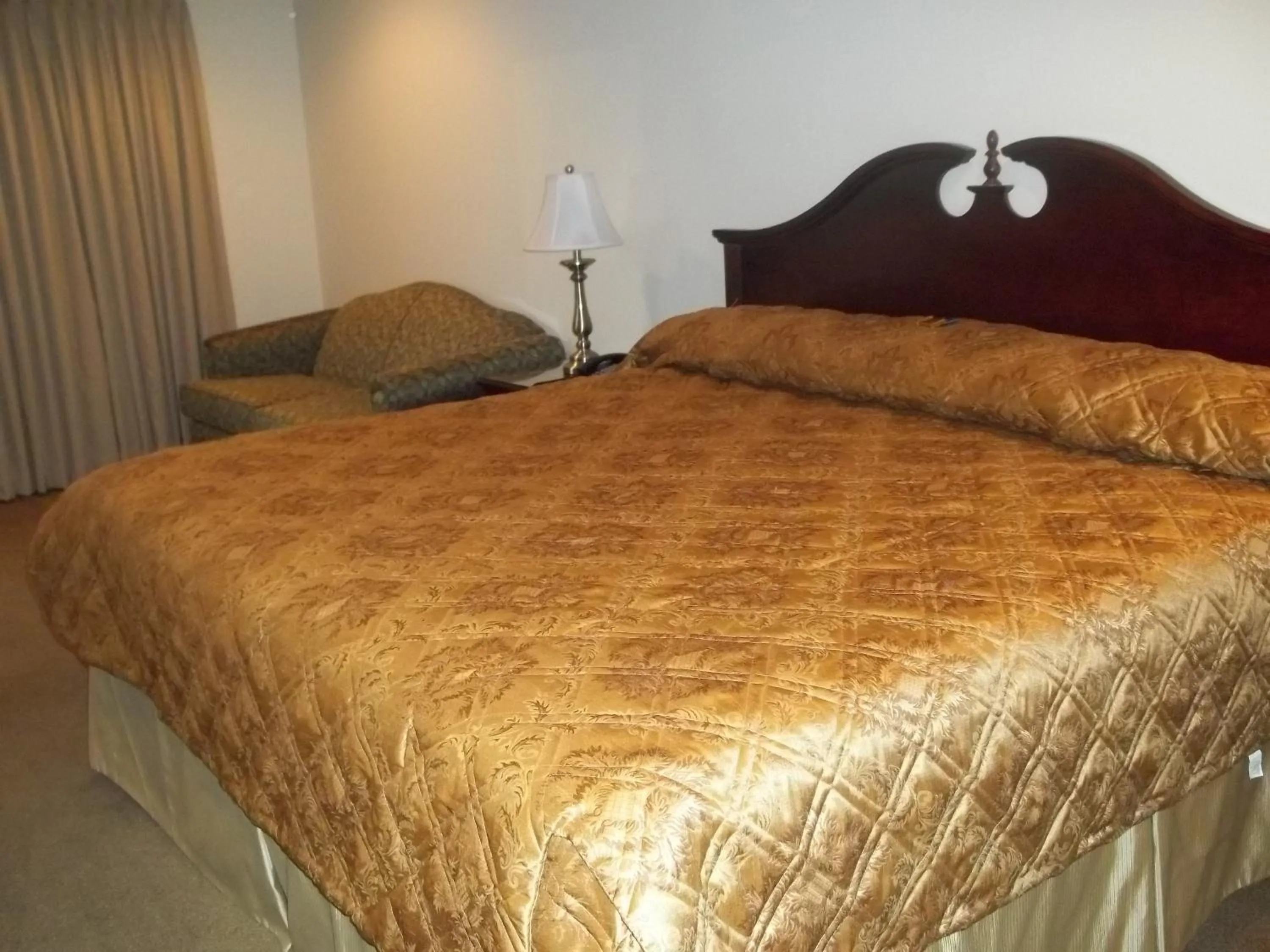 Photo of the whole room, Bed in Sutton Inn