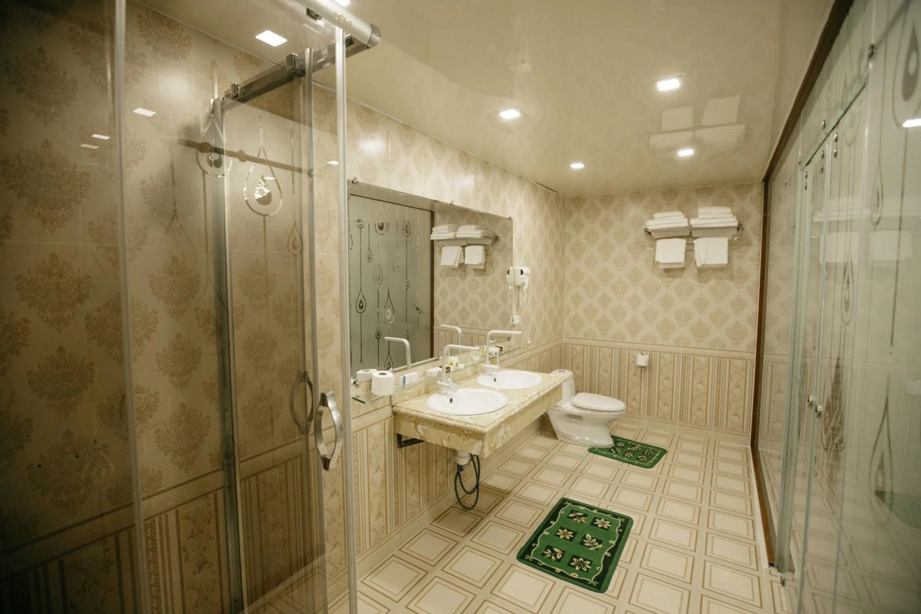 Shower in Hotel KARAVAN