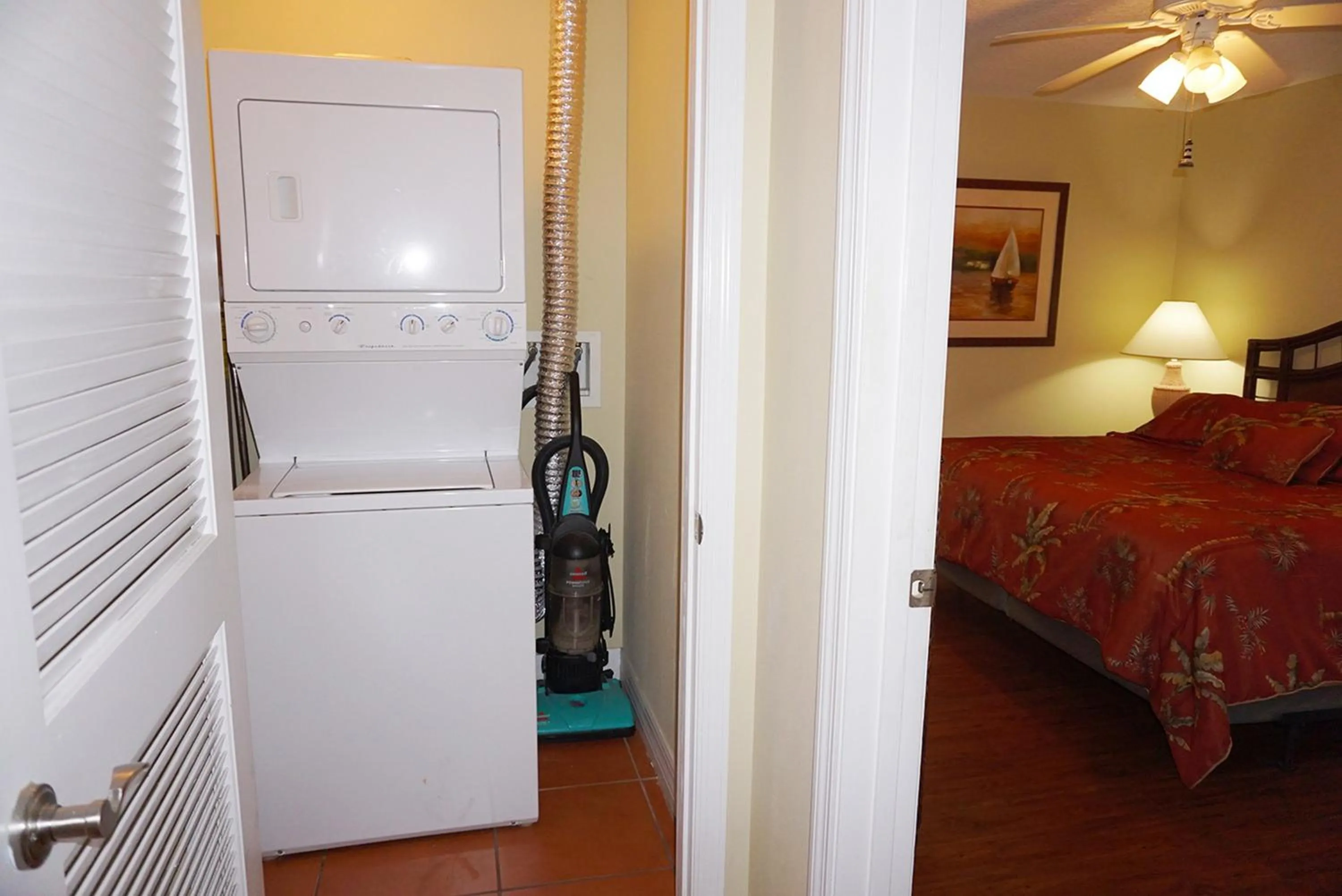washing machine, Bed in Madeira Bay Resort II by Travel Resort Services