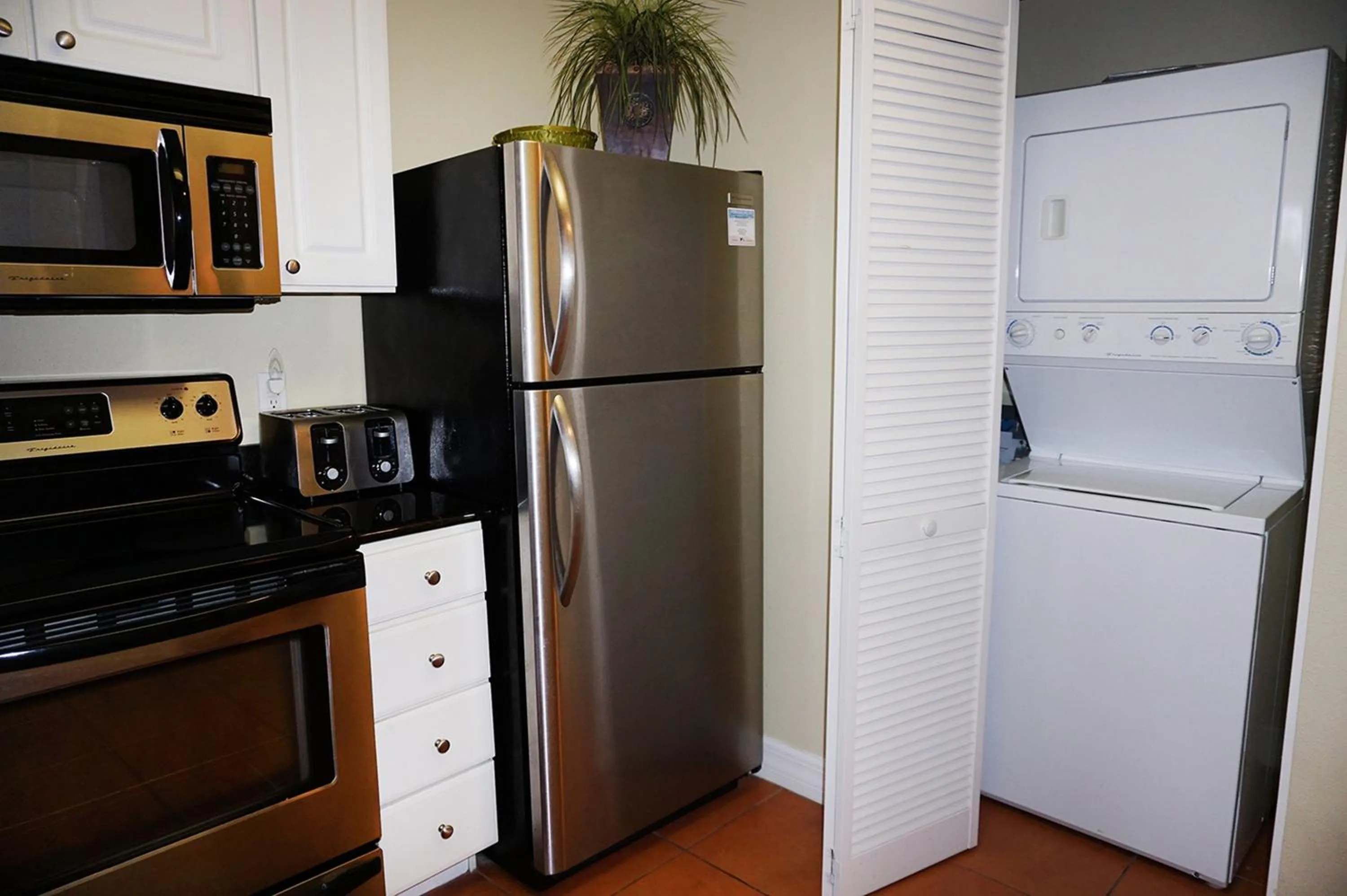 washing machine in Madeira Bay Resort II by Travel Resort Services