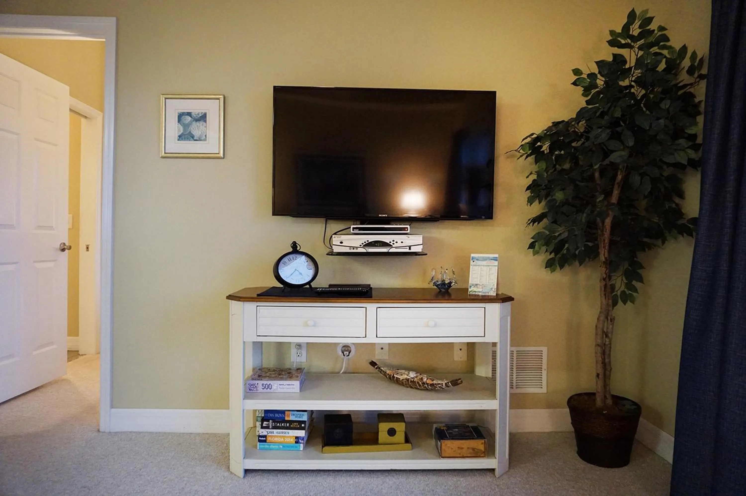 TV and multimedia in Madeira Bay Resort II by Travel Resort Services