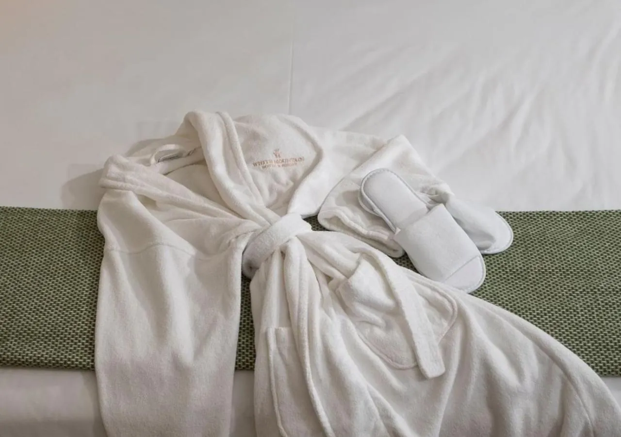 Bathroom, Bed in White Mountain Hotel and Resort