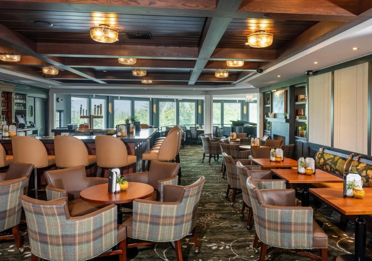 Lounge or bar in White Mountain Hotel and Resort