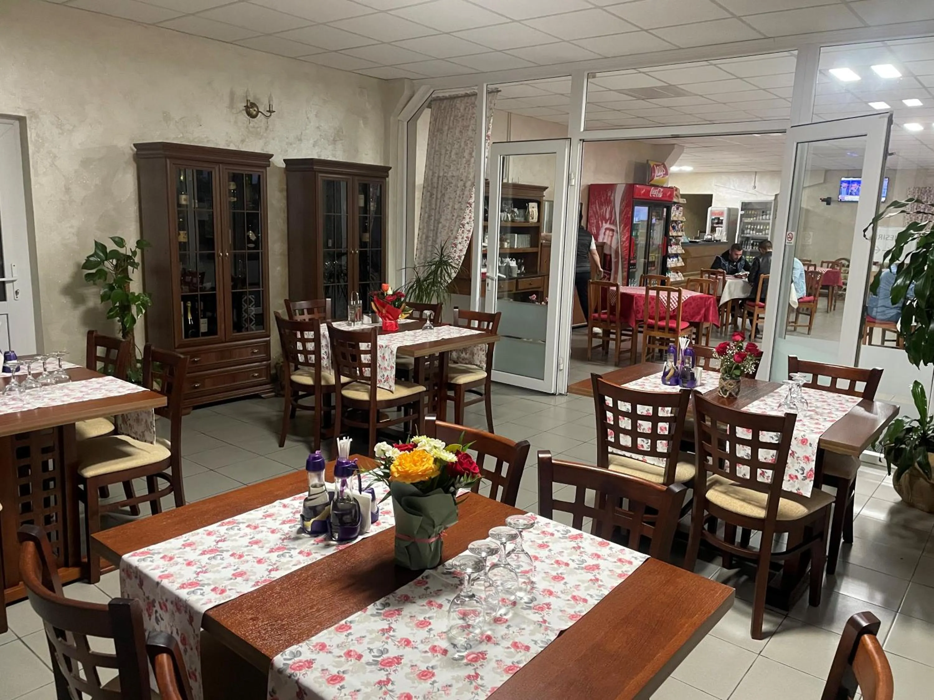 Restaurant/places to eat in KM 80 Restaurant & Hotel