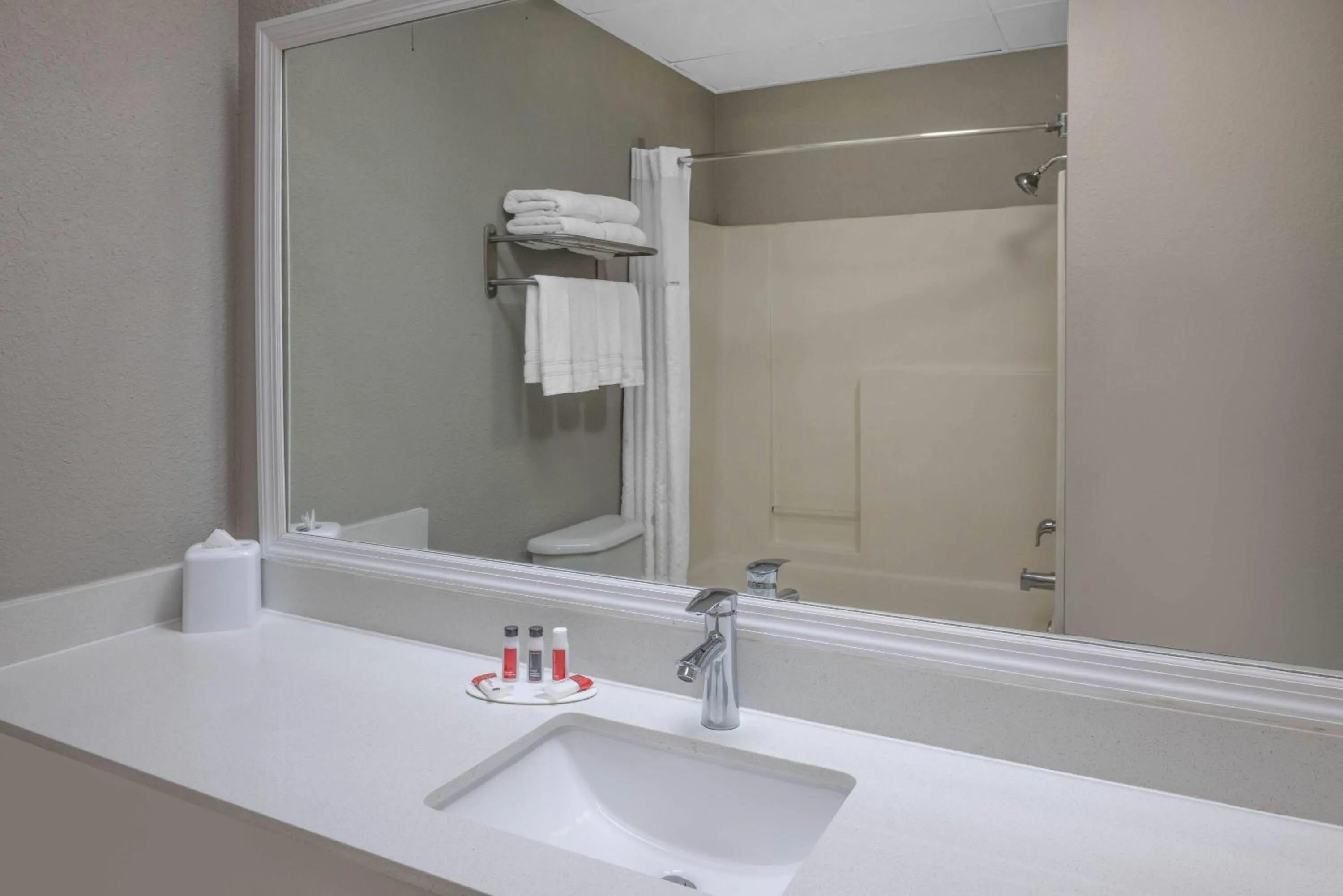 Bathroom in Baymont by Wyndham Pooler/Savannah