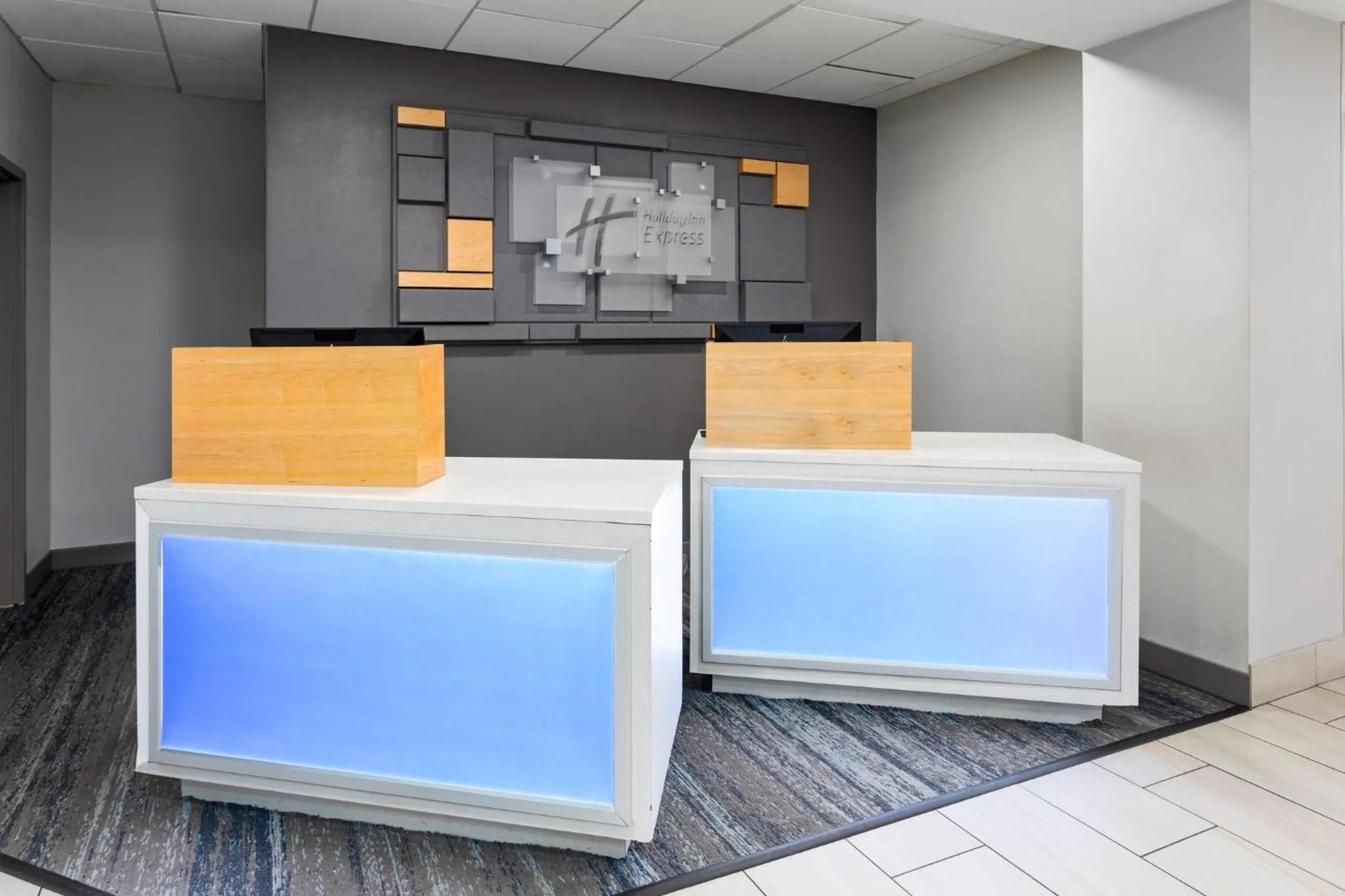 Property building, Bed in Holiday Inn Express - New Albany