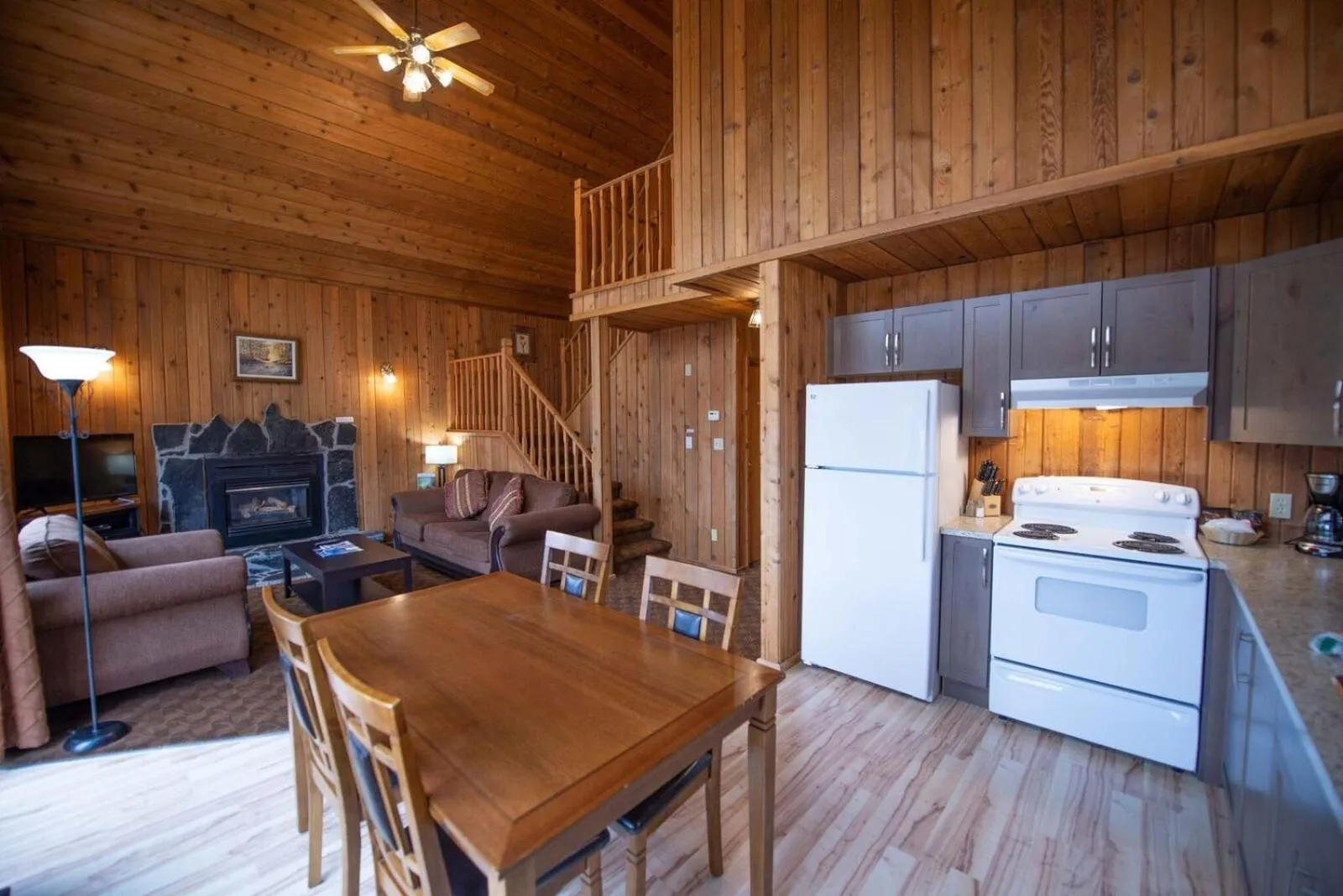 Kitchen or kitchenette in Banff Gate Mountain Resort