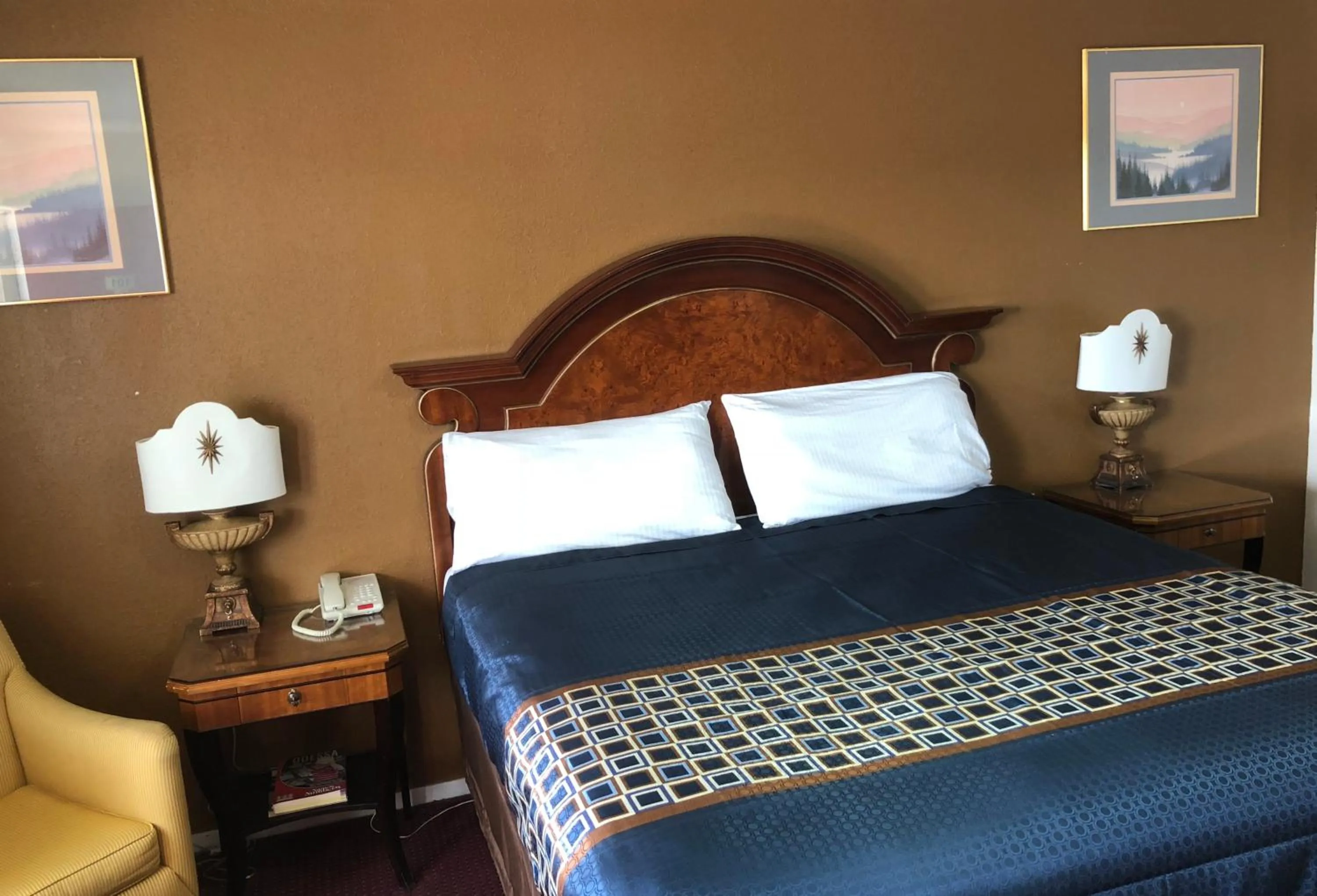 Bed in Villa West Inn