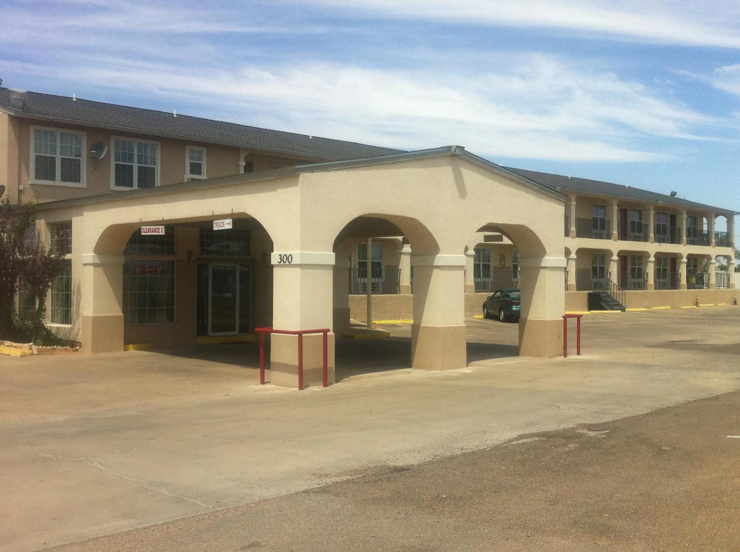 Facade/entrance in Villa West Inn