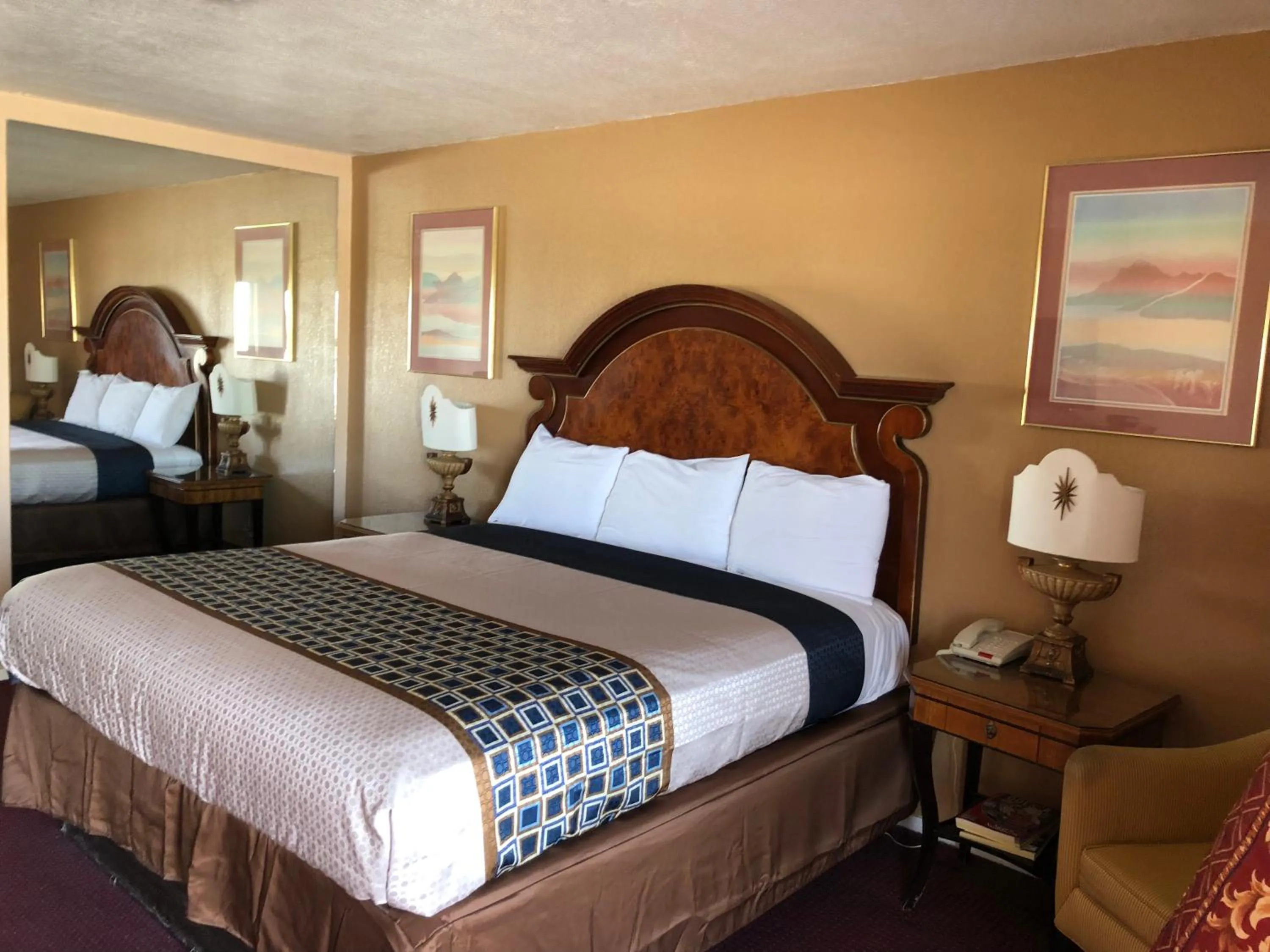 Bed in Villa West Inn