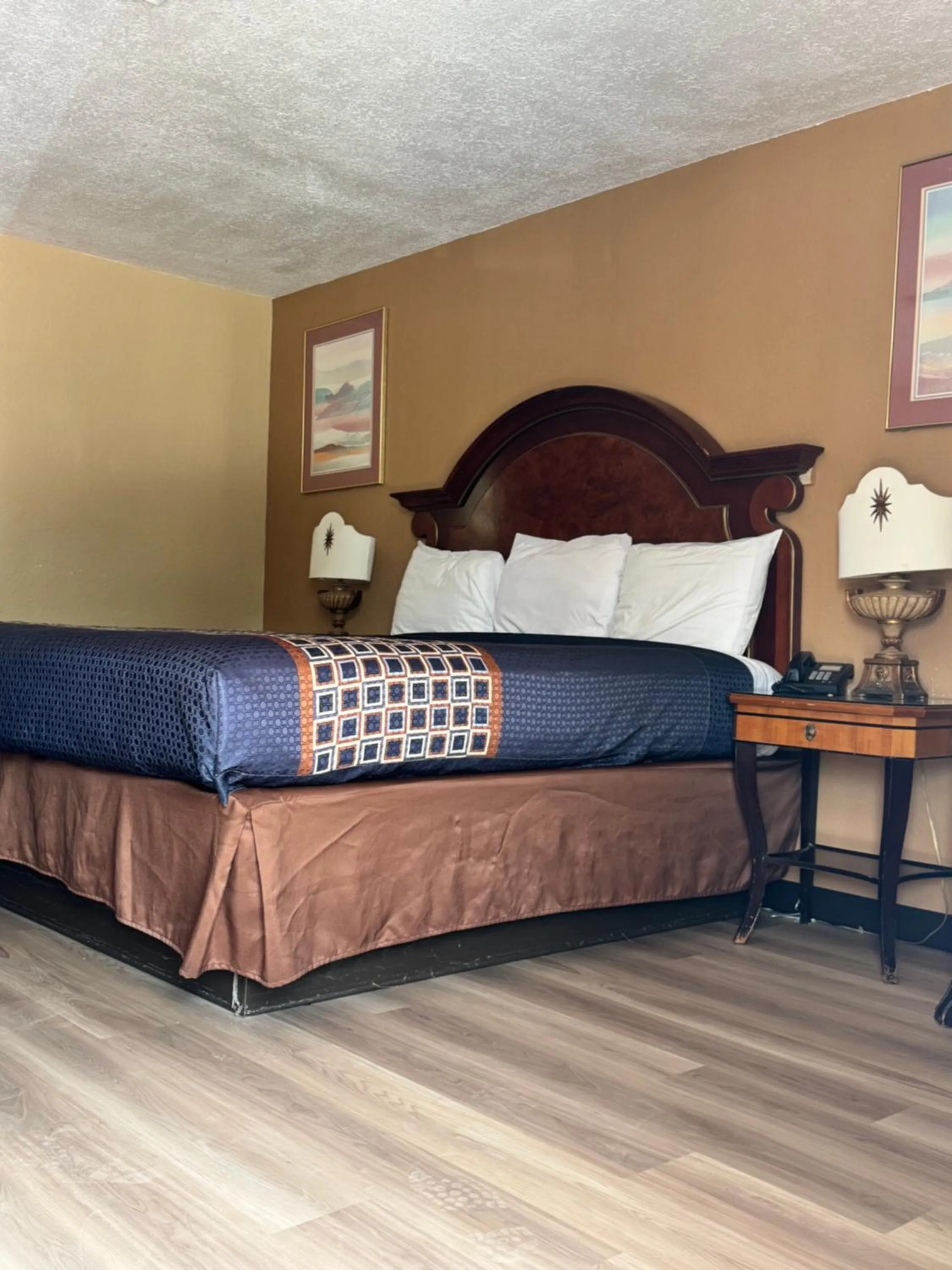 Bed in Villa West Inn