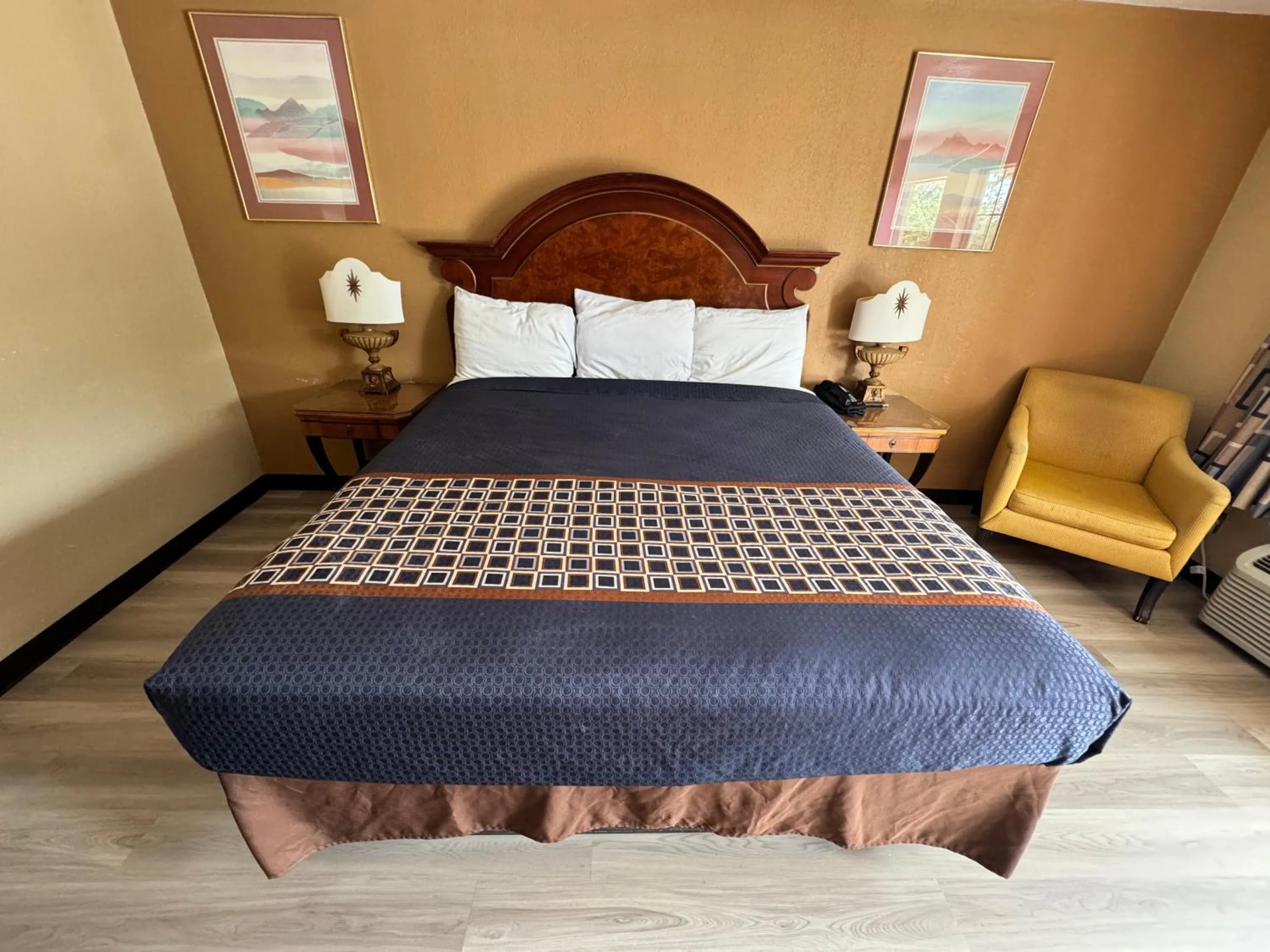 Bed in Villa West Inn