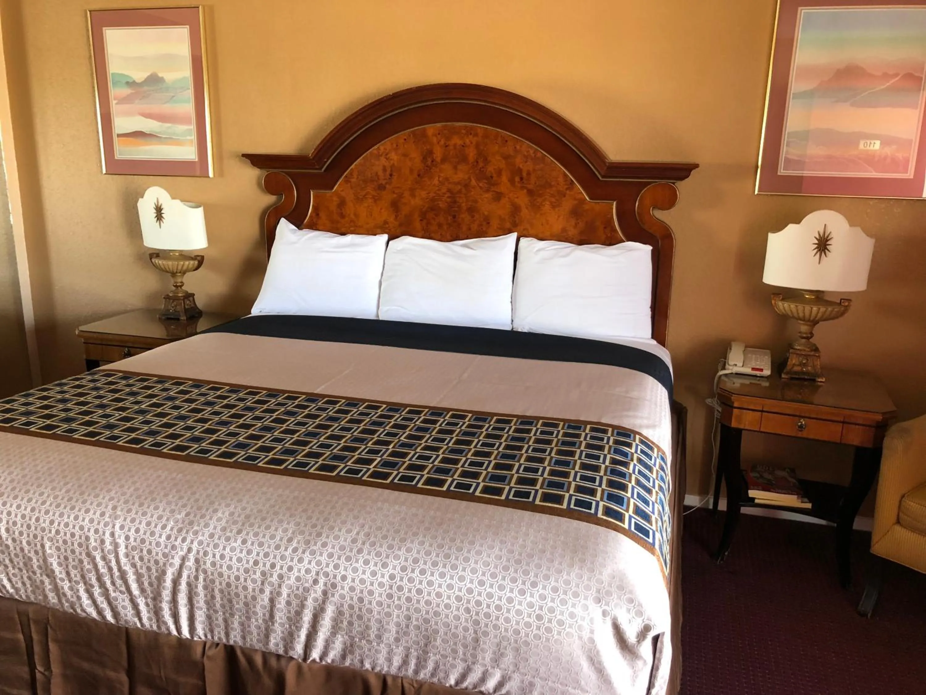 Bed in Villa West Inn