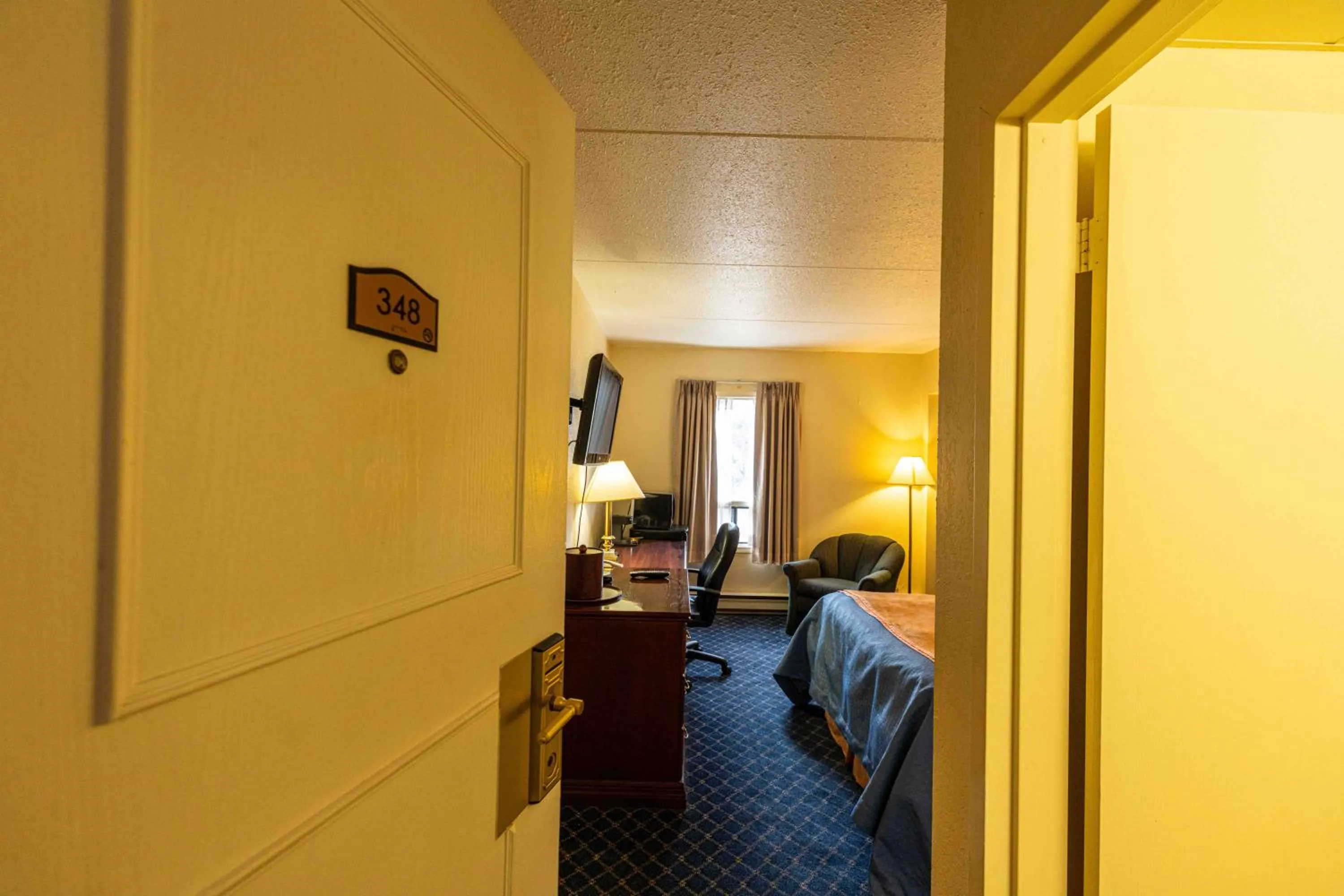 Photo of the whole room, Bed in BA Hotel