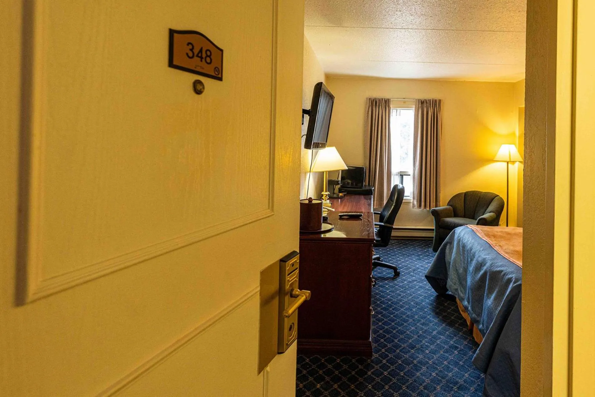 Photo of the whole room, Bed in BA Hotel