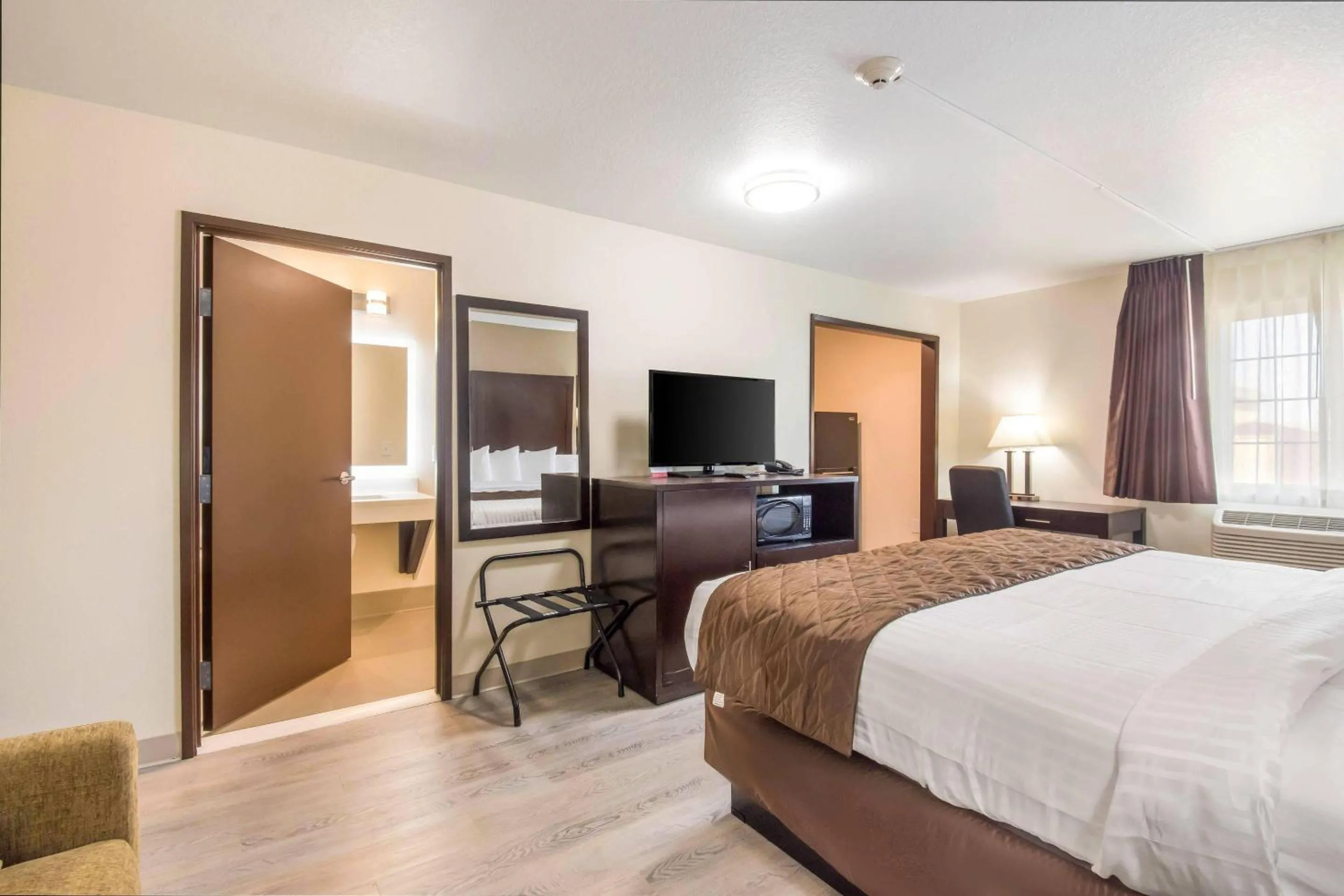 Bedroom, Bed in Econo Lodge Umatilla Columbia River Area