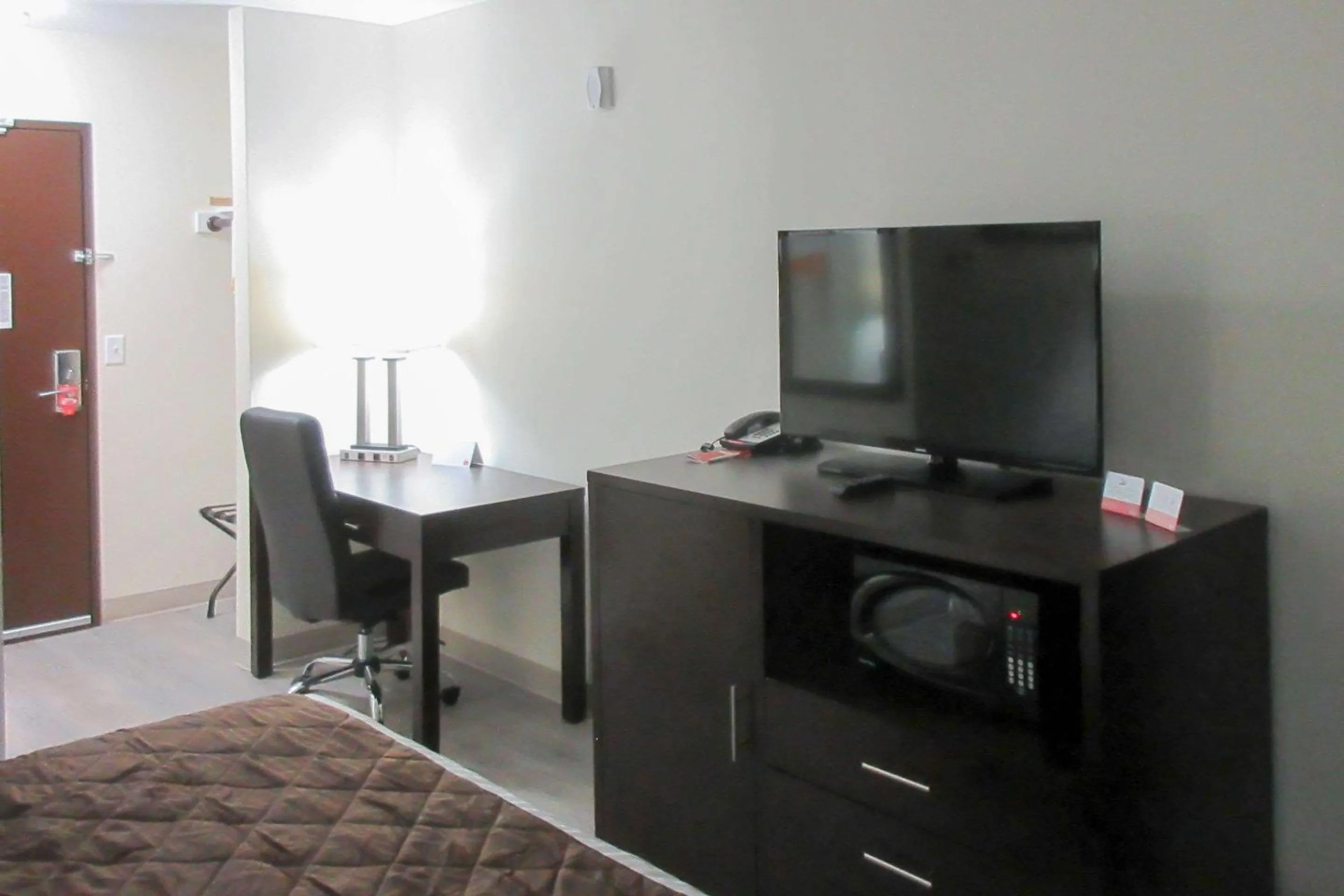 Photo of the whole room in Econo Lodge Umatilla Columbia River Area