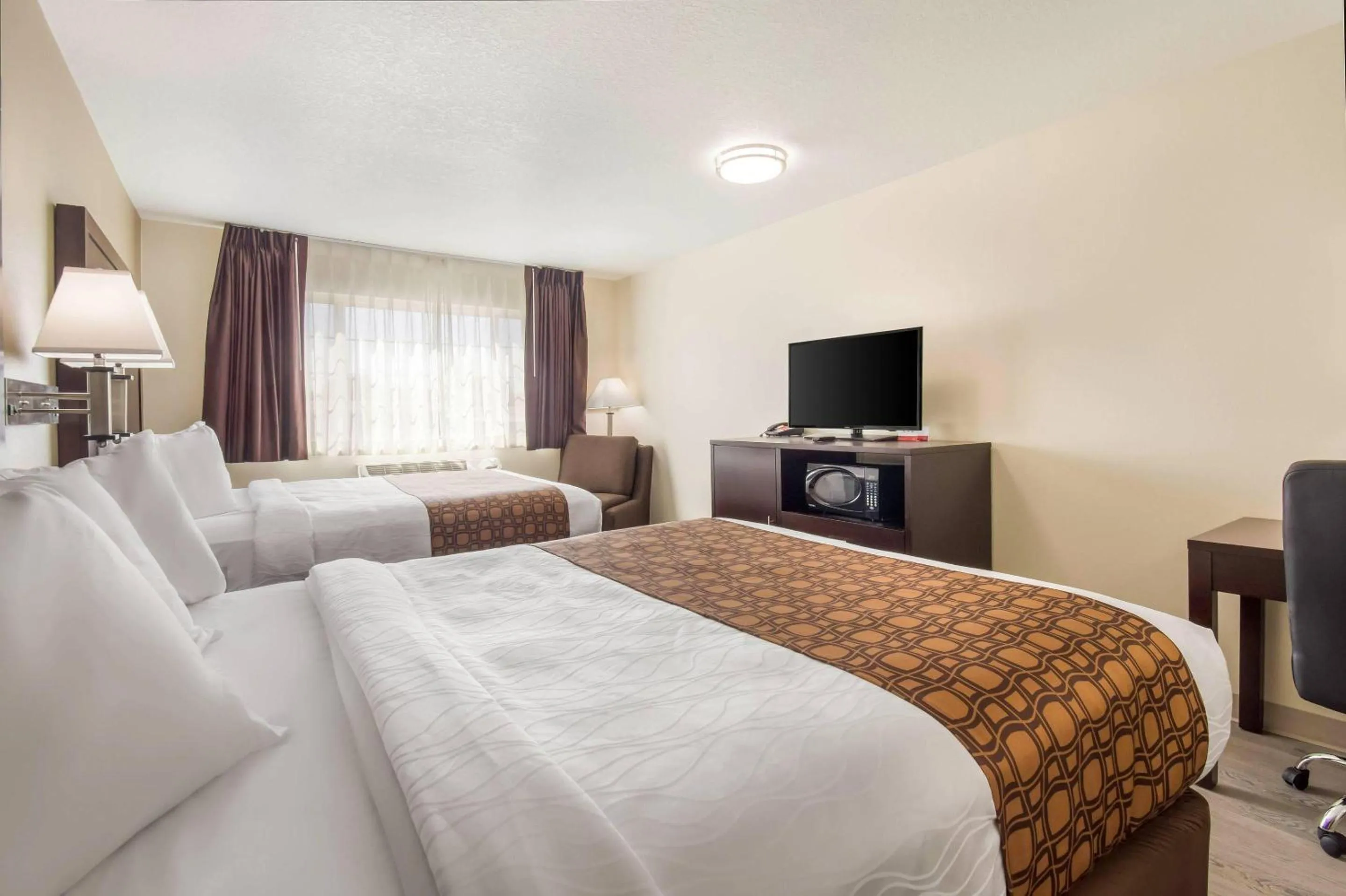 Bedroom, Bed in Econo Lodge Umatilla Columbia River Area