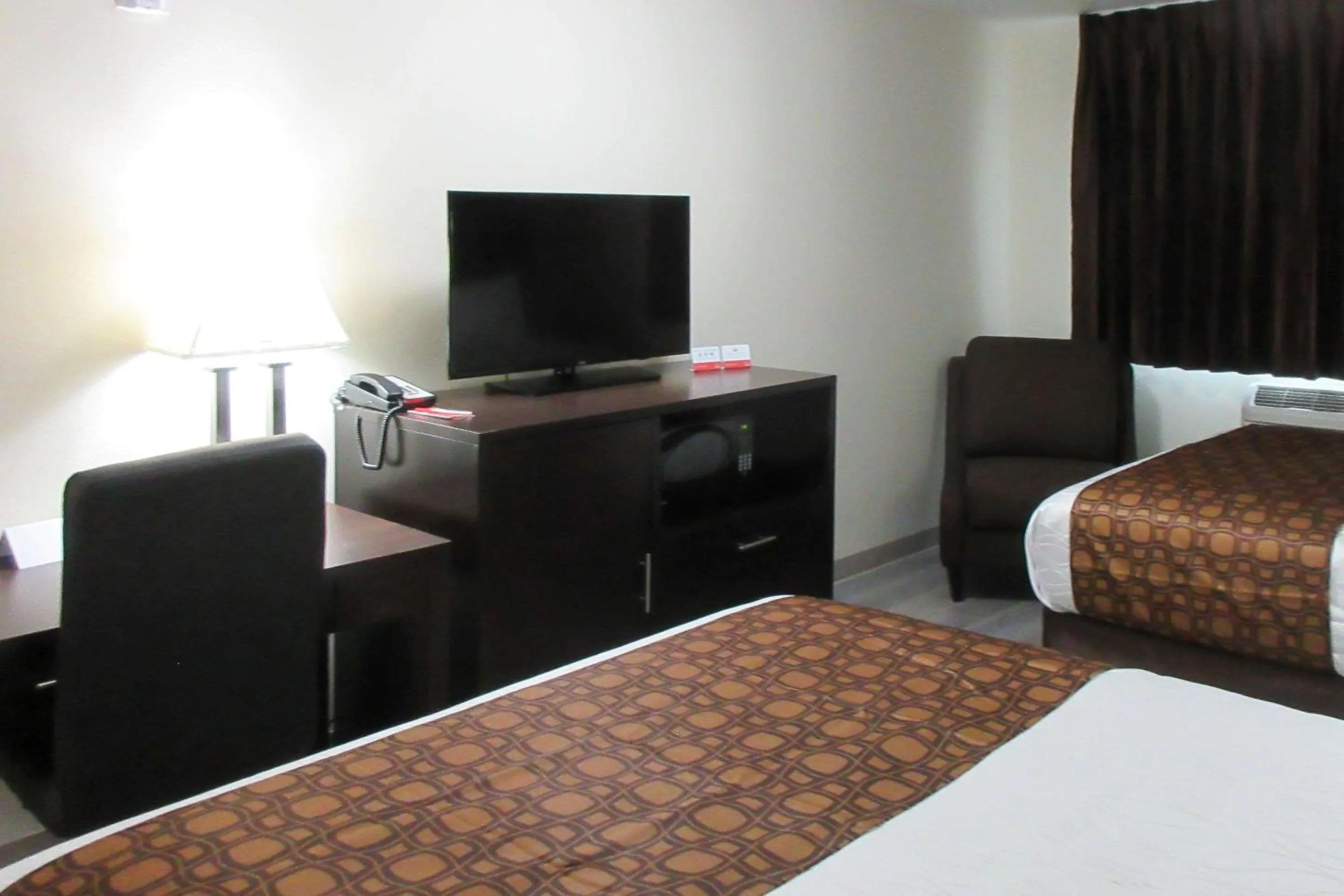 Photo of the whole room, Bed in Econo Lodge Umatilla Columbia River Area