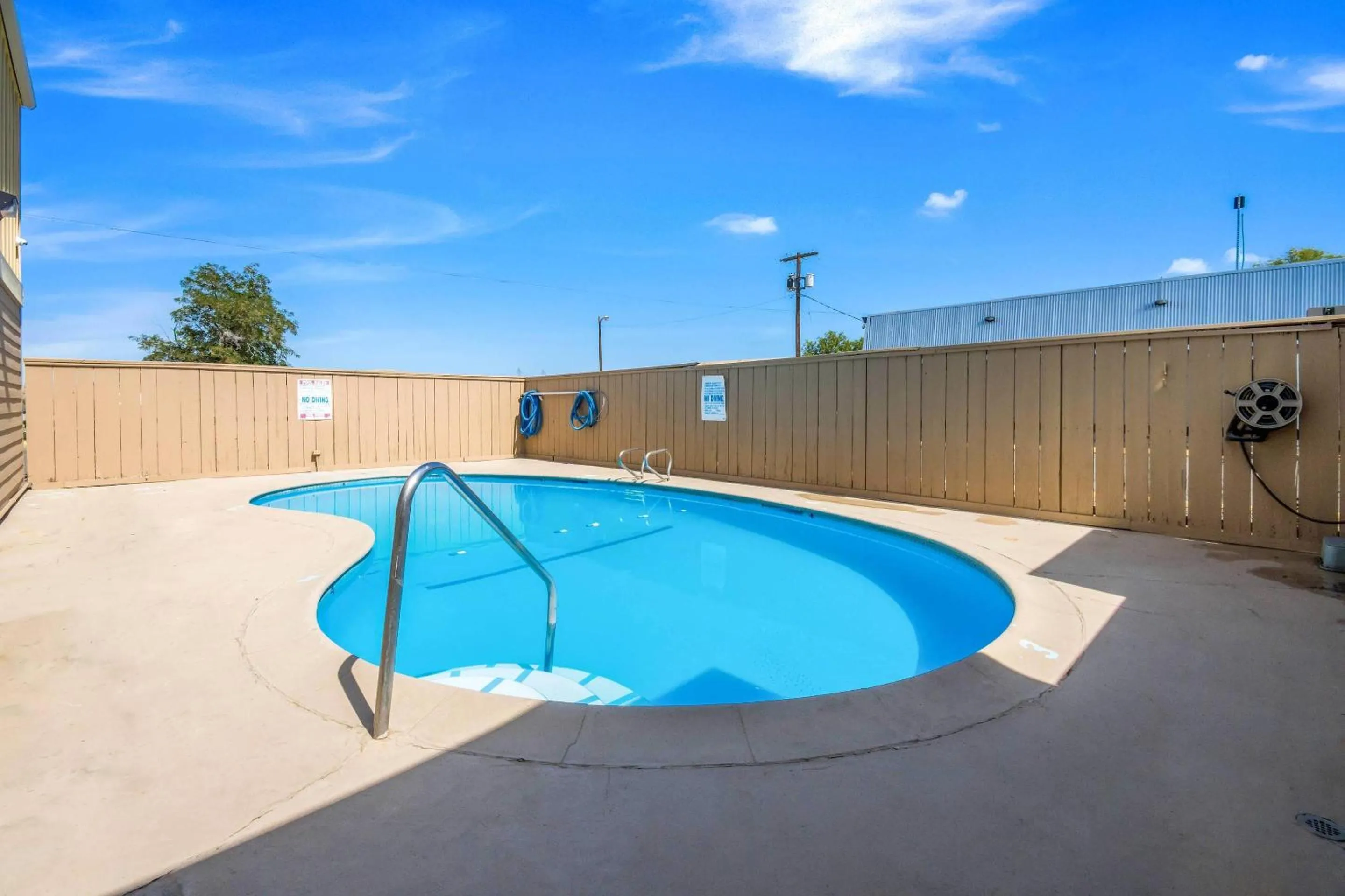 Swimming pool in Econo Lodge Umatilla Columbia River Area