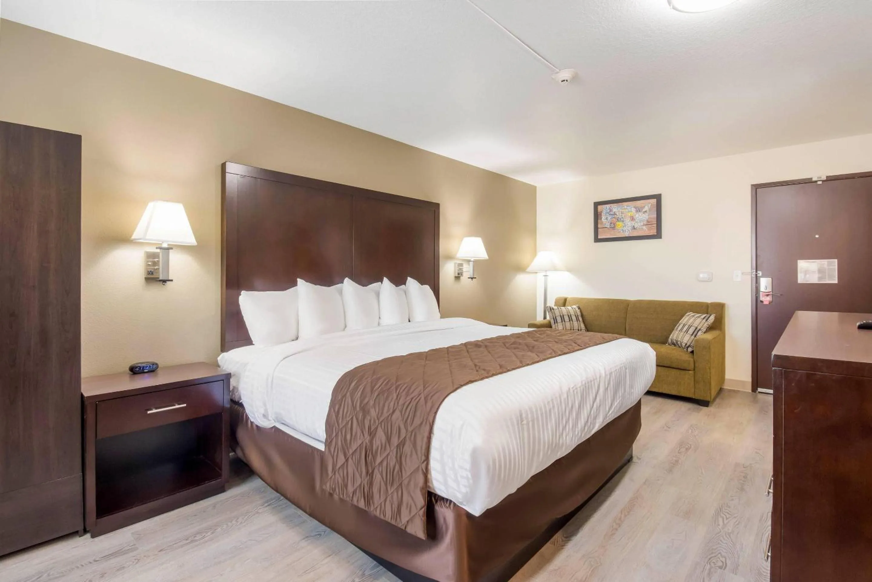 Bedroom, Bed in Econo Lodge Umatilla Columbia River Area