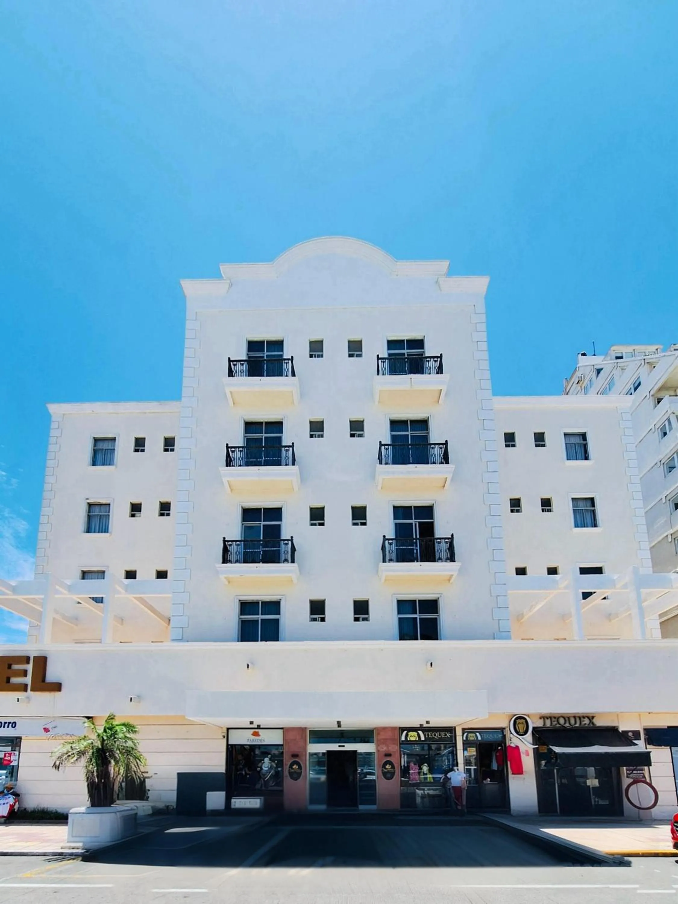 Facade/entrance in Hotel Ruiz Milán