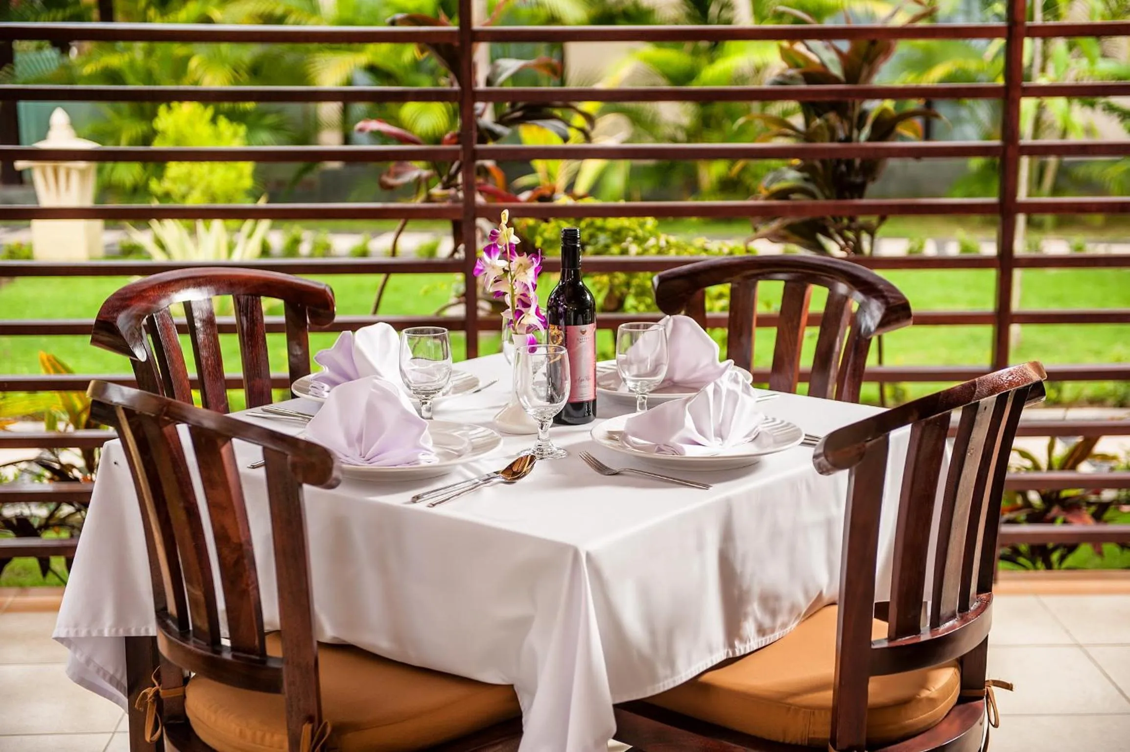 Restaurant/places to eat in Rossa Garden Hotel
