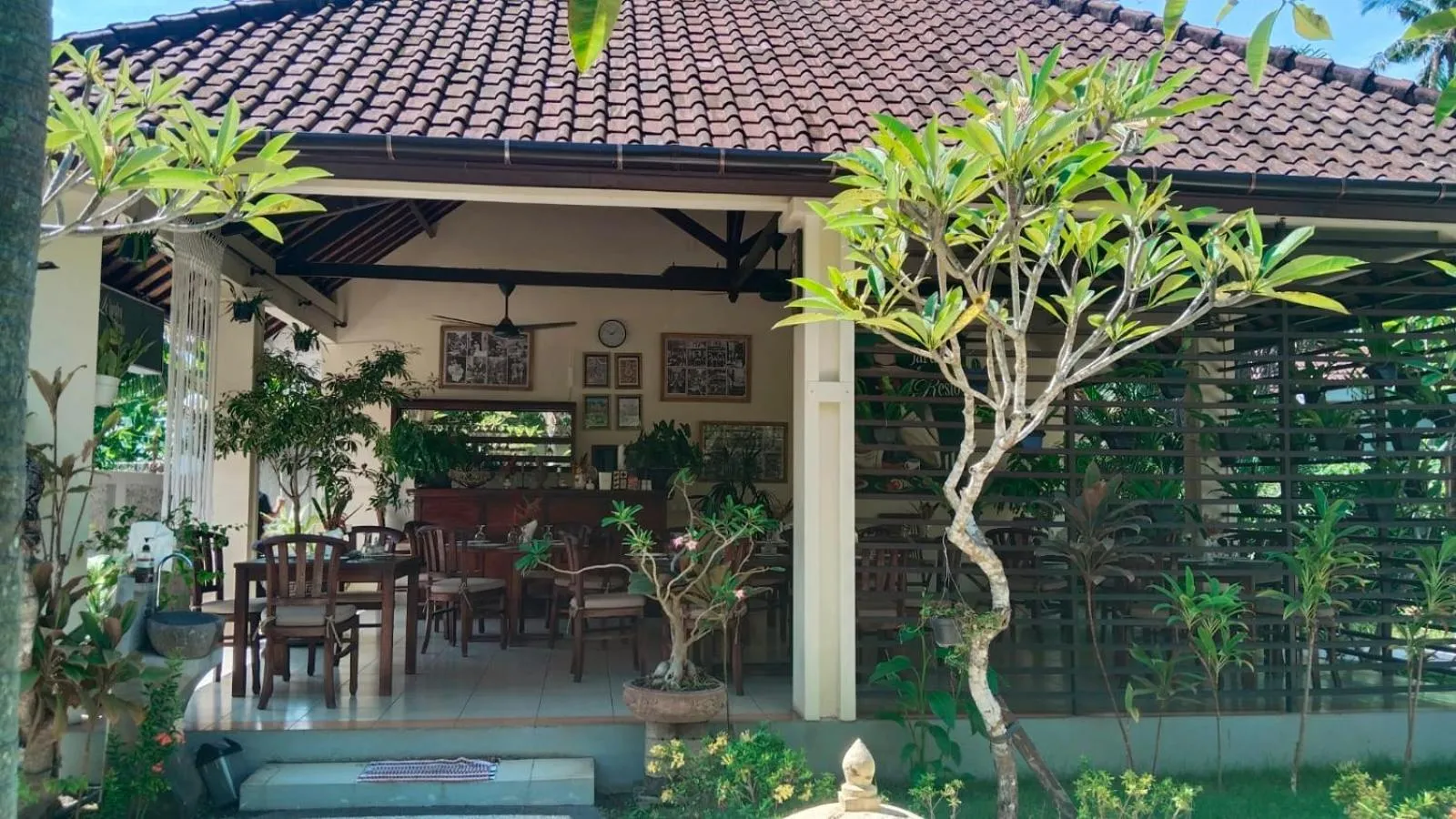 Restaurant/places to eat in Rossa Garden Hotel