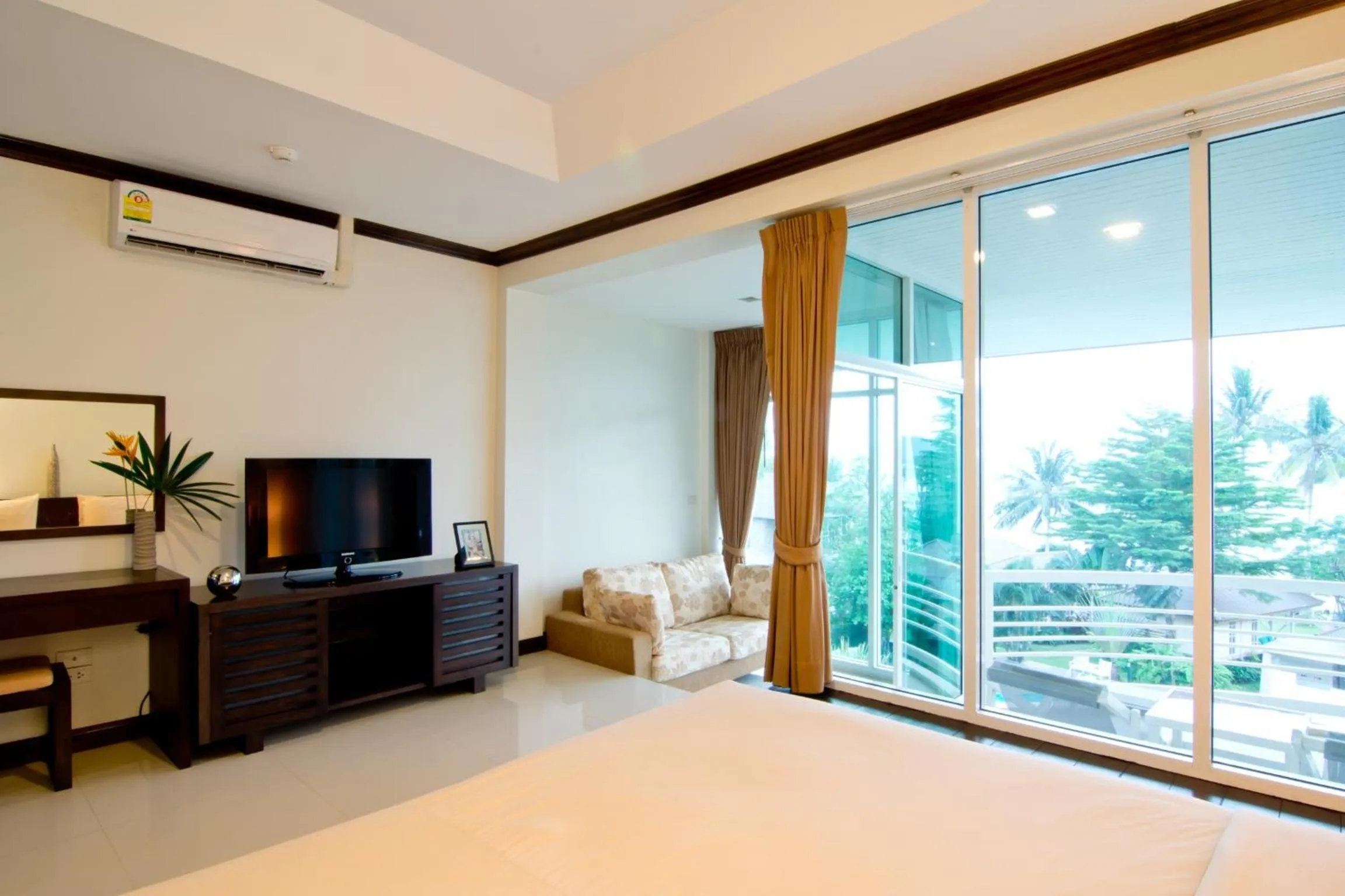 Photo of the whole room, Bed in Makathanee Resort