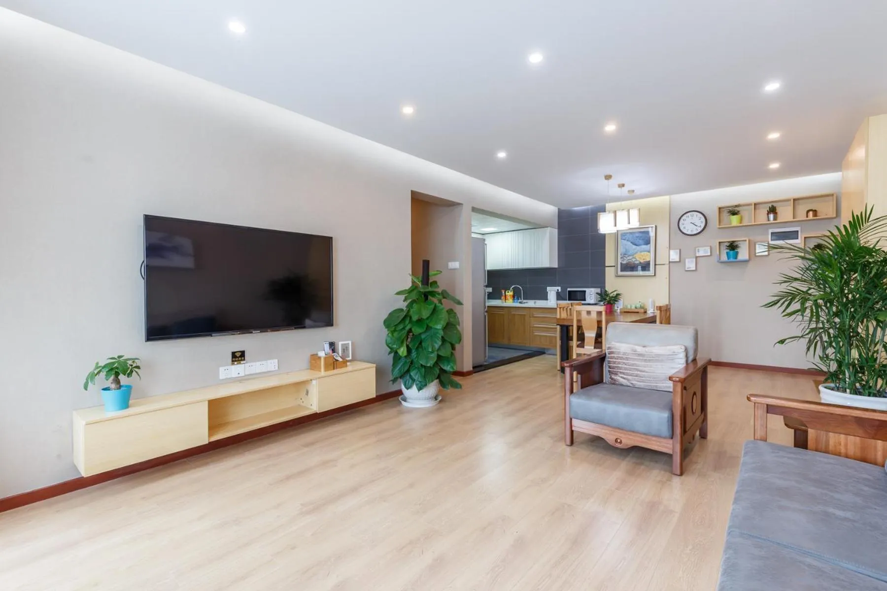 Communal lounge/ TV room in Shenzhen New Swan Castle Apartment