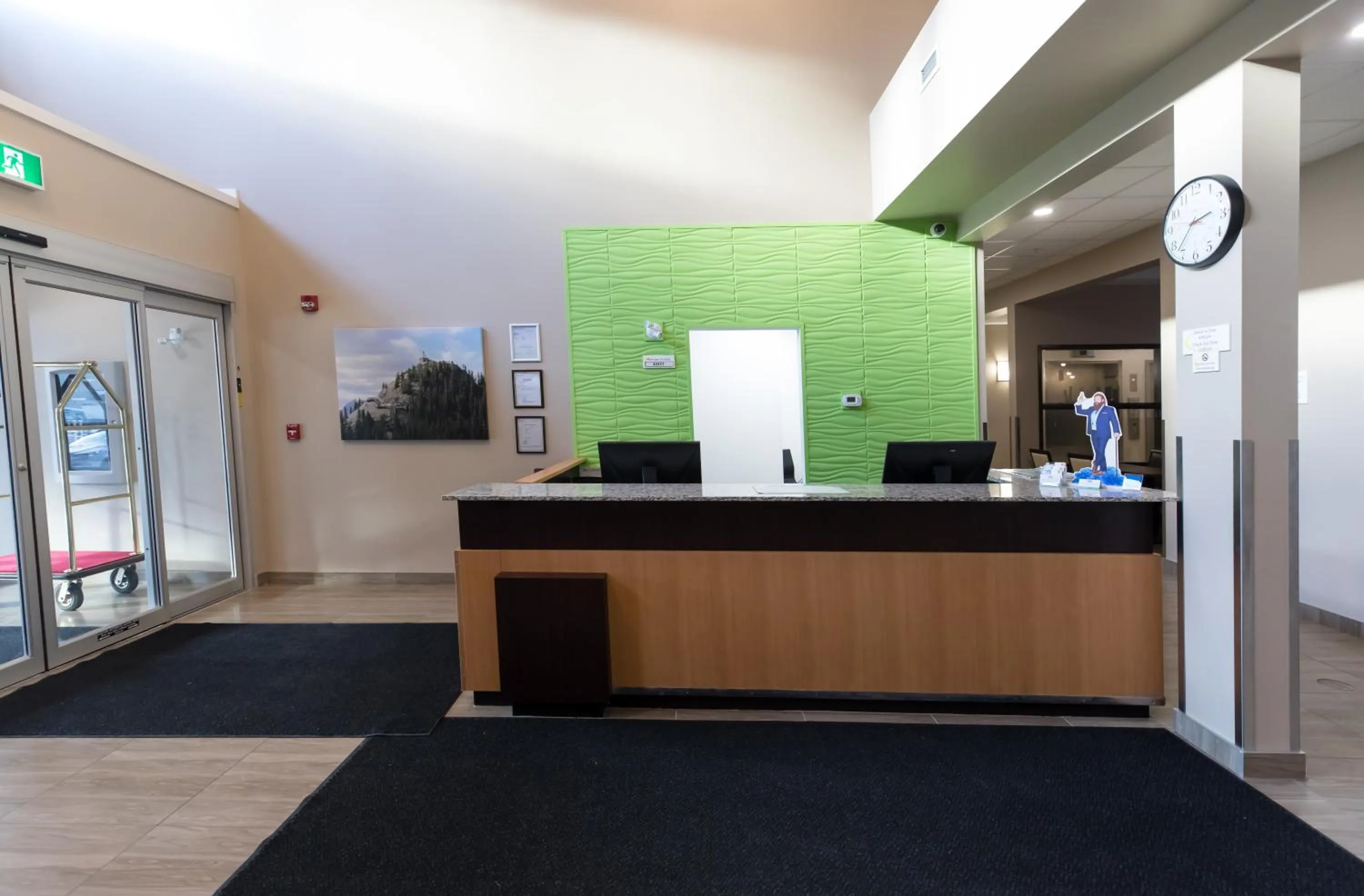Lobby or reception in Super 8 by Wyndham Canmore