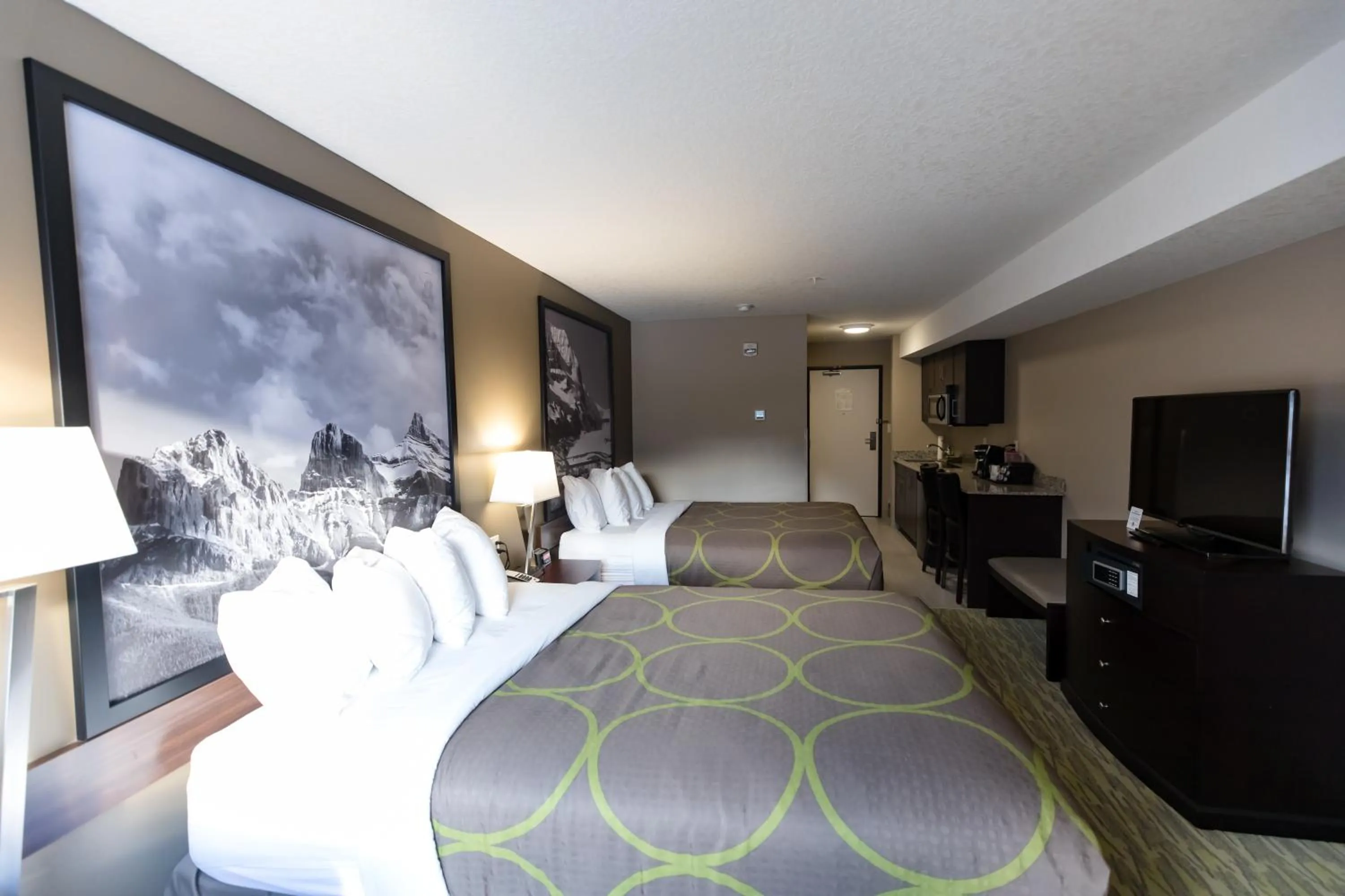 Photo of the whole room, Bed in Super 8 by Wyndham Canmore