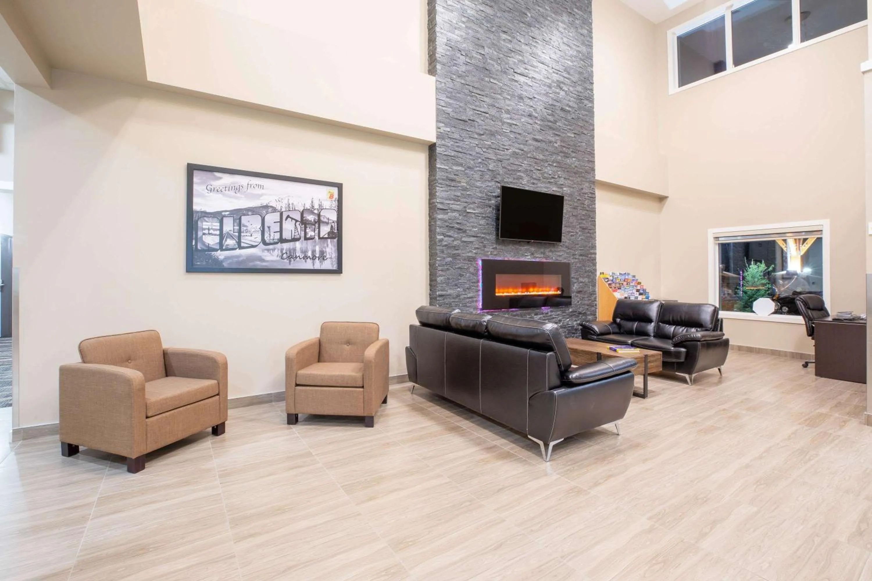 Lobby or reception in Super 8 by Wyndham Canmore