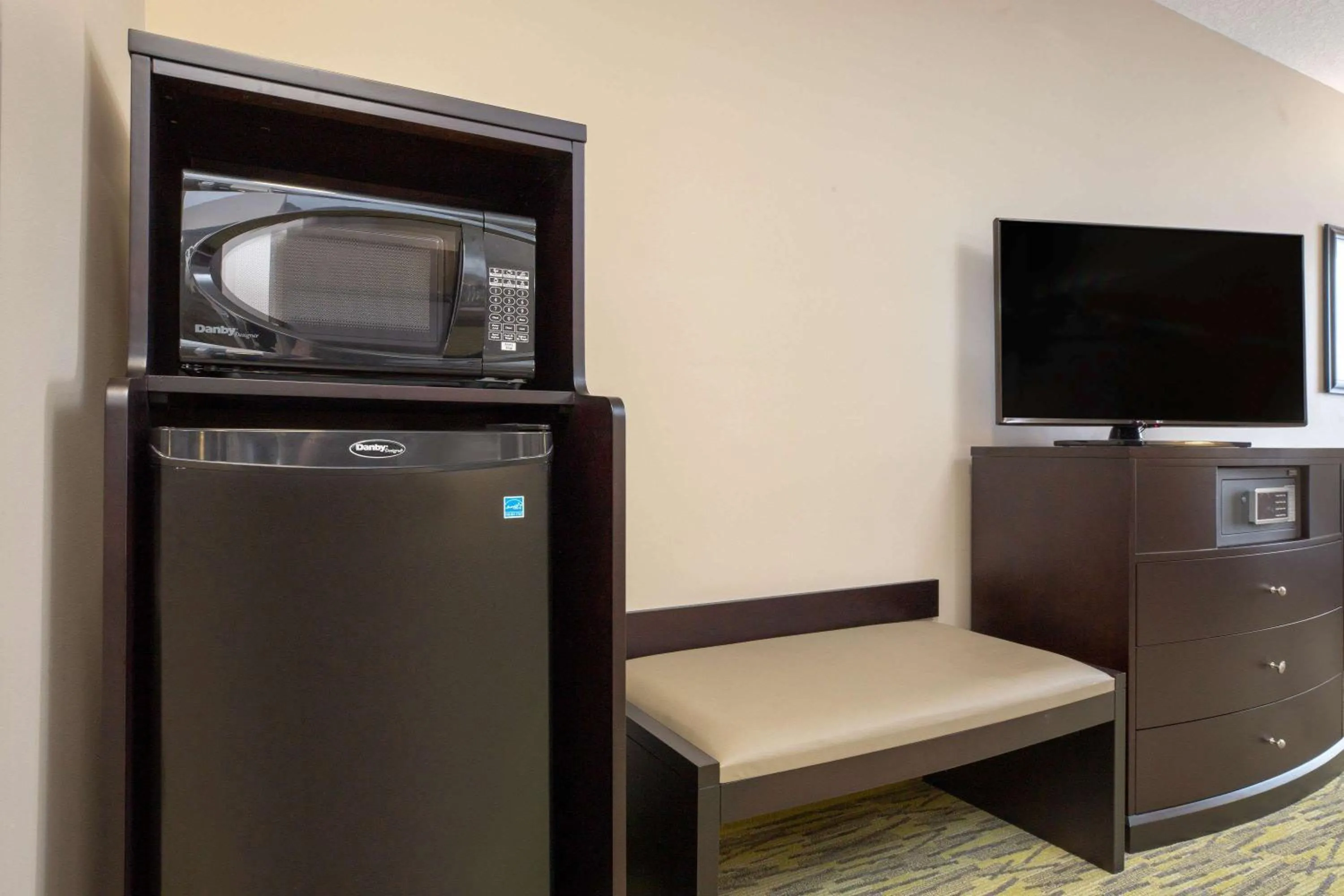 Photo of the whole room in Super 8 by Wyndham Canmore