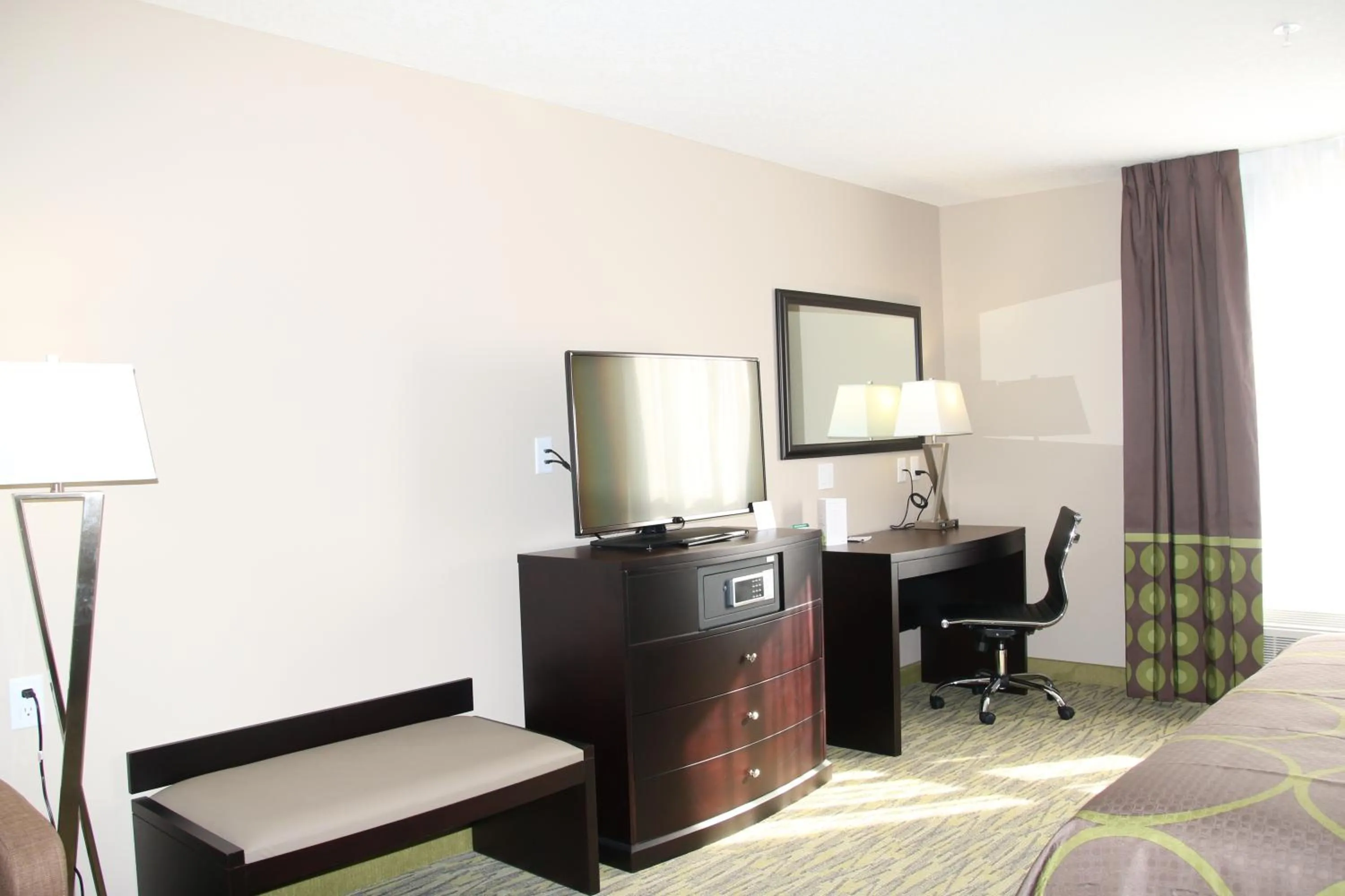 TV and multimedia, Bed in Super 8 by Wyndham Canmore