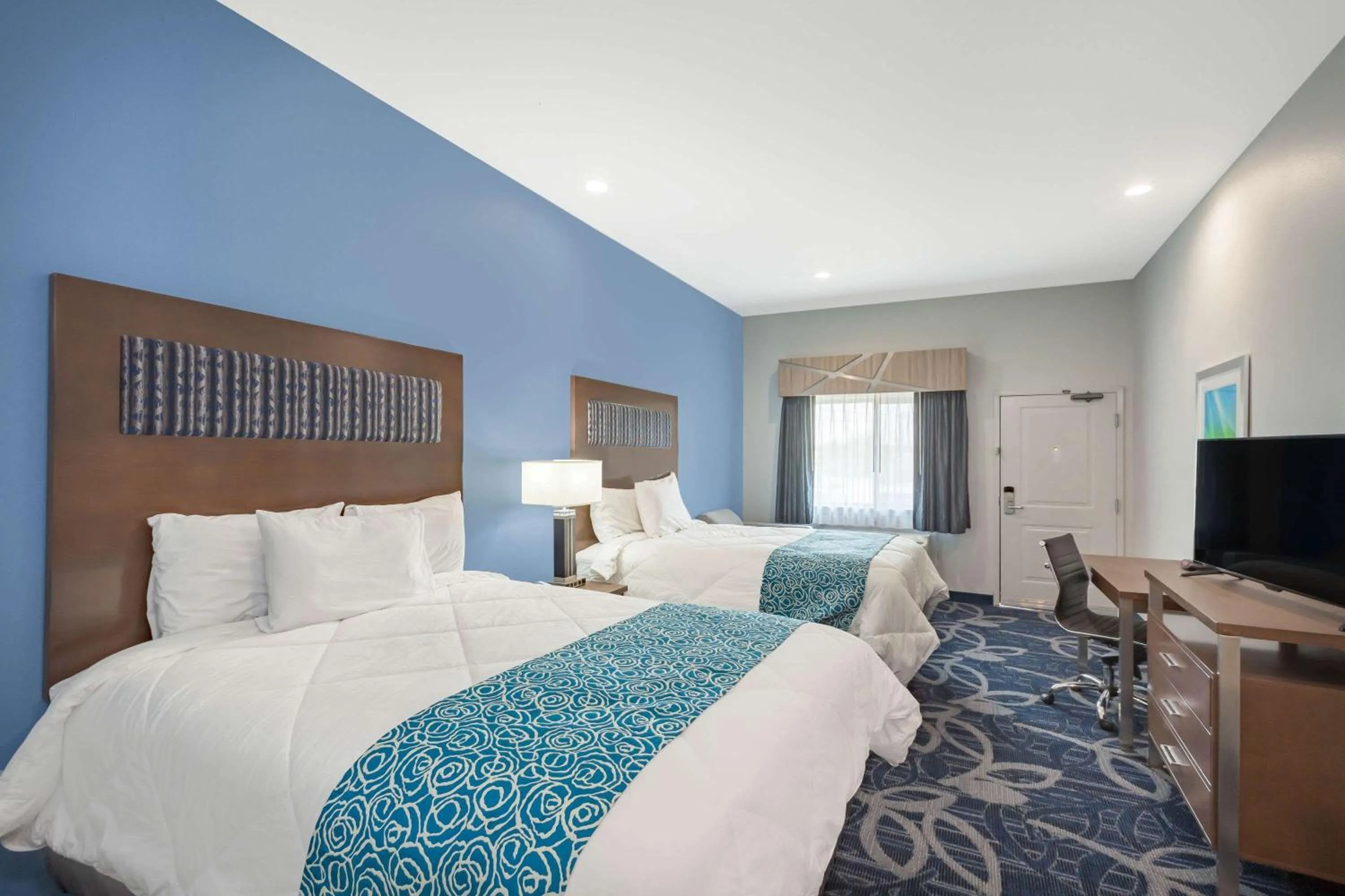 Photo of the whole room, Bed in Baymont by Wyndham Houston Hobby Airport
