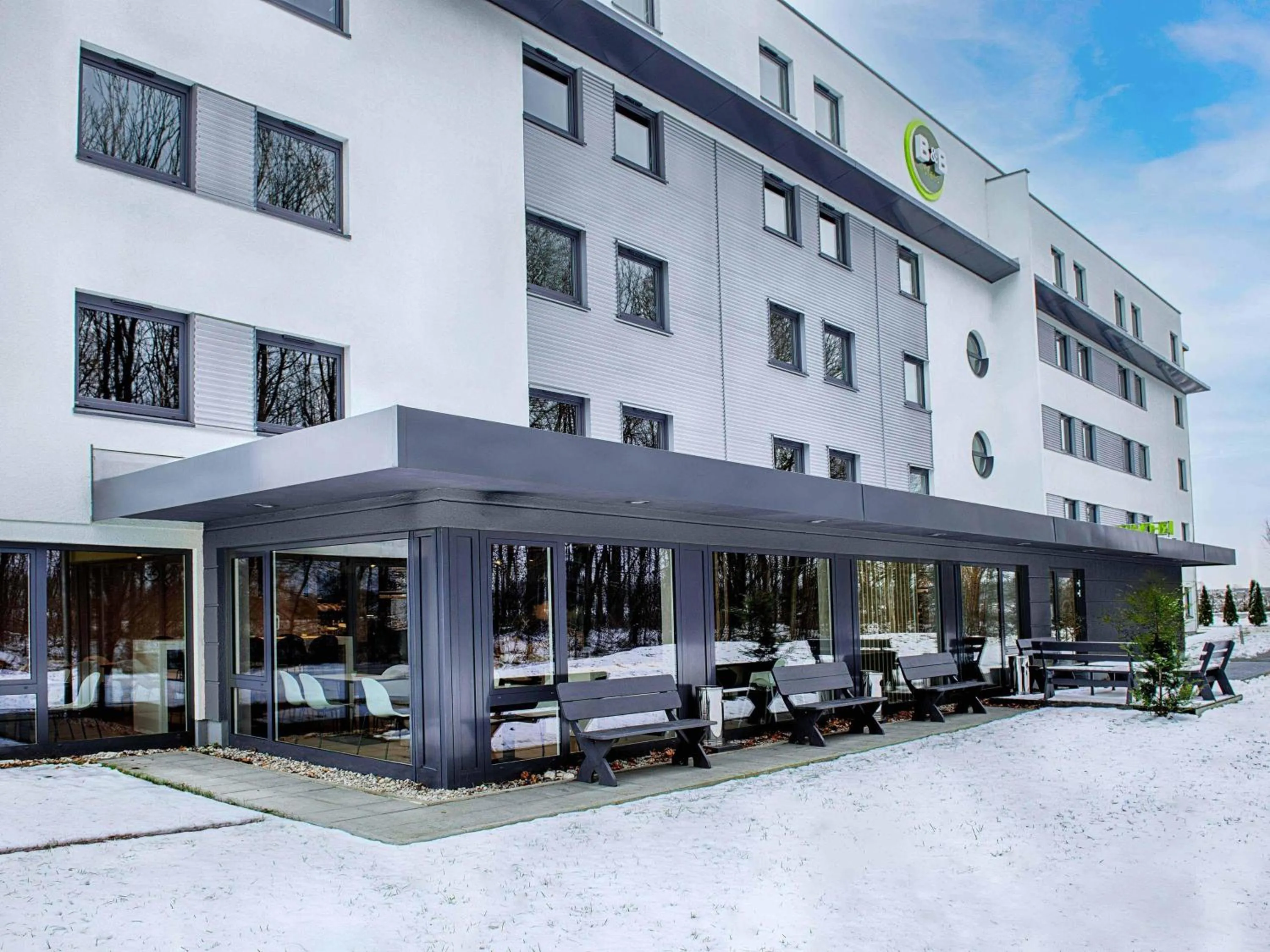 Property building in B&B HOTEL München-Airport
