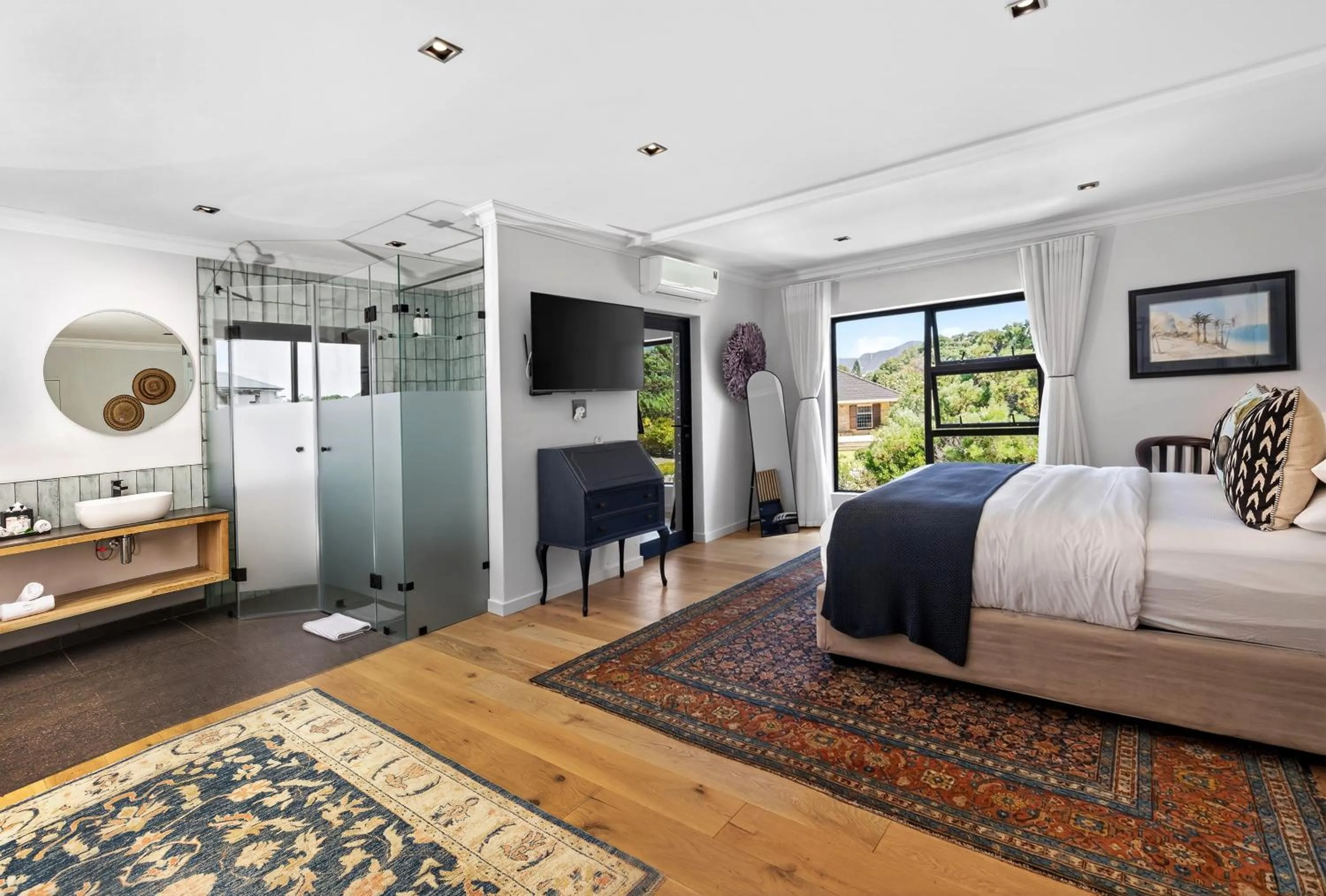 Photo of the whole room, Bed in The Whale's Tale Guesthouse