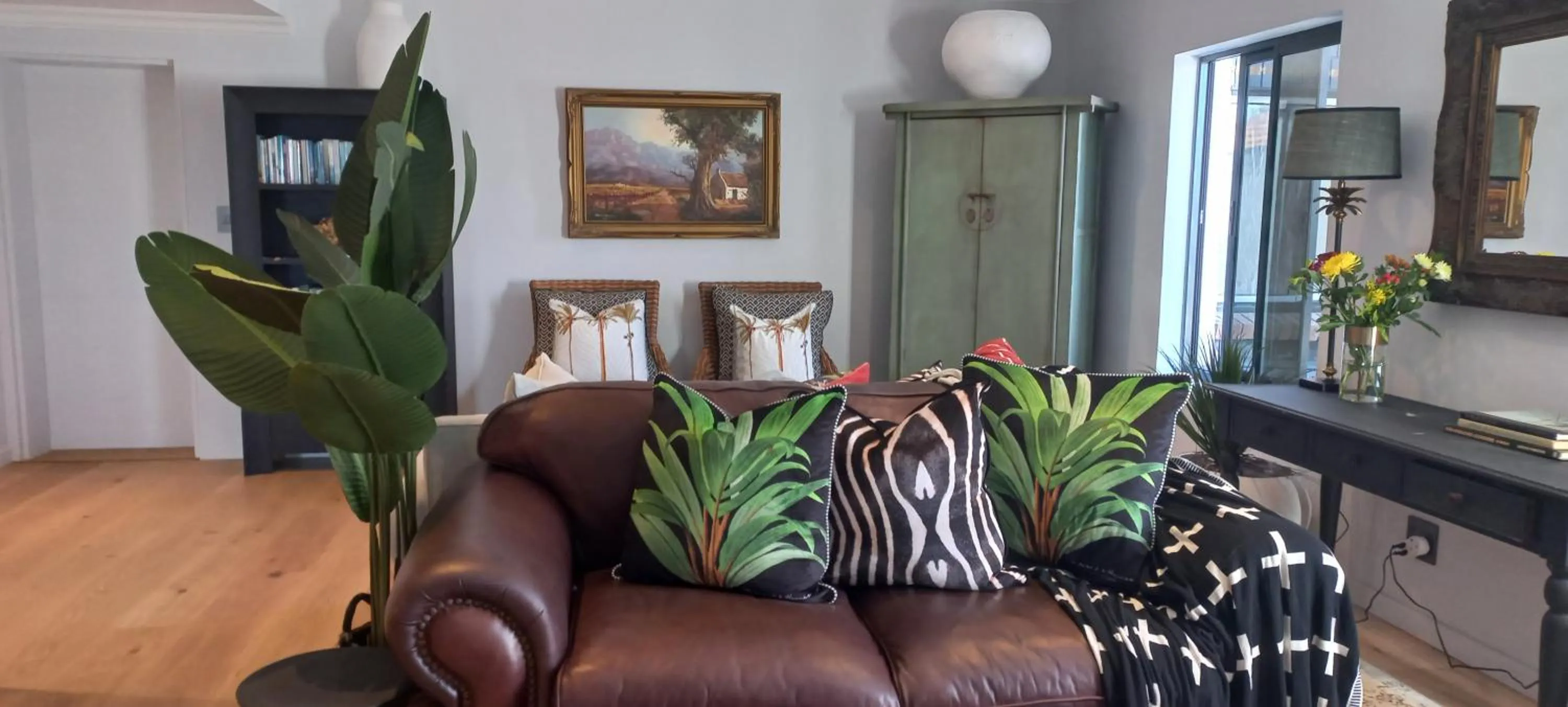 Communal lounge/ TV room in The Whale's Tale Guesthouse