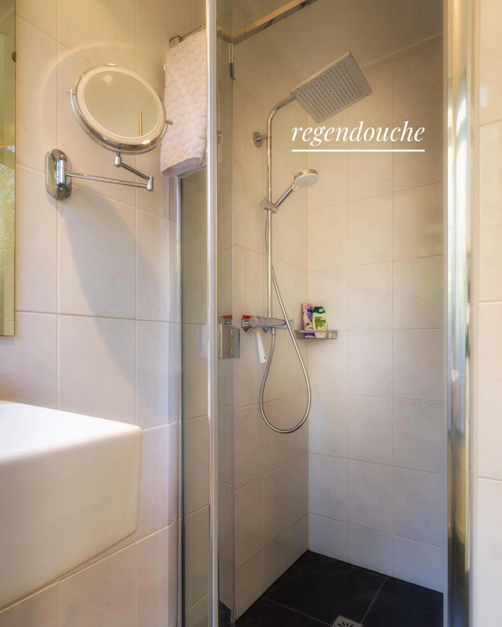 Shower in B & B De Stijl